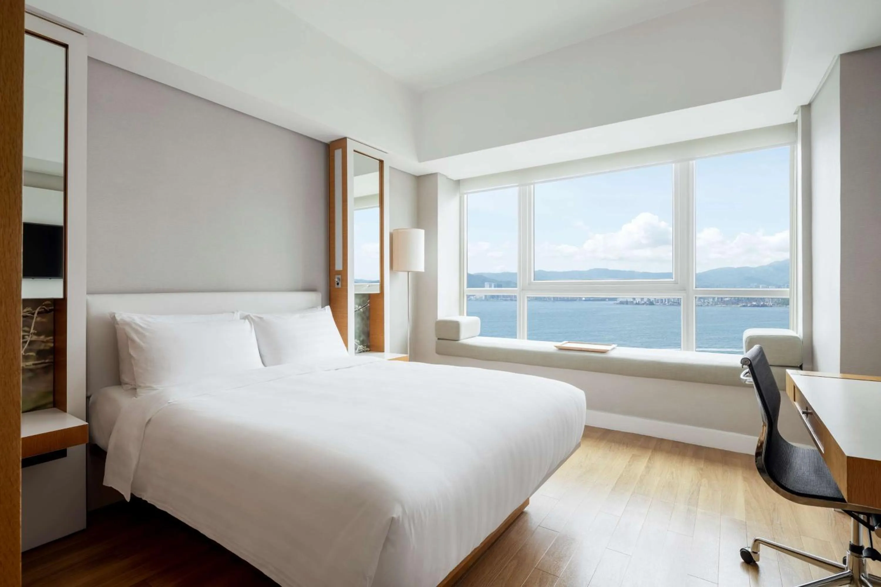 Photo of the whole room, Bed in Jen Hong Kong by Shangri-La