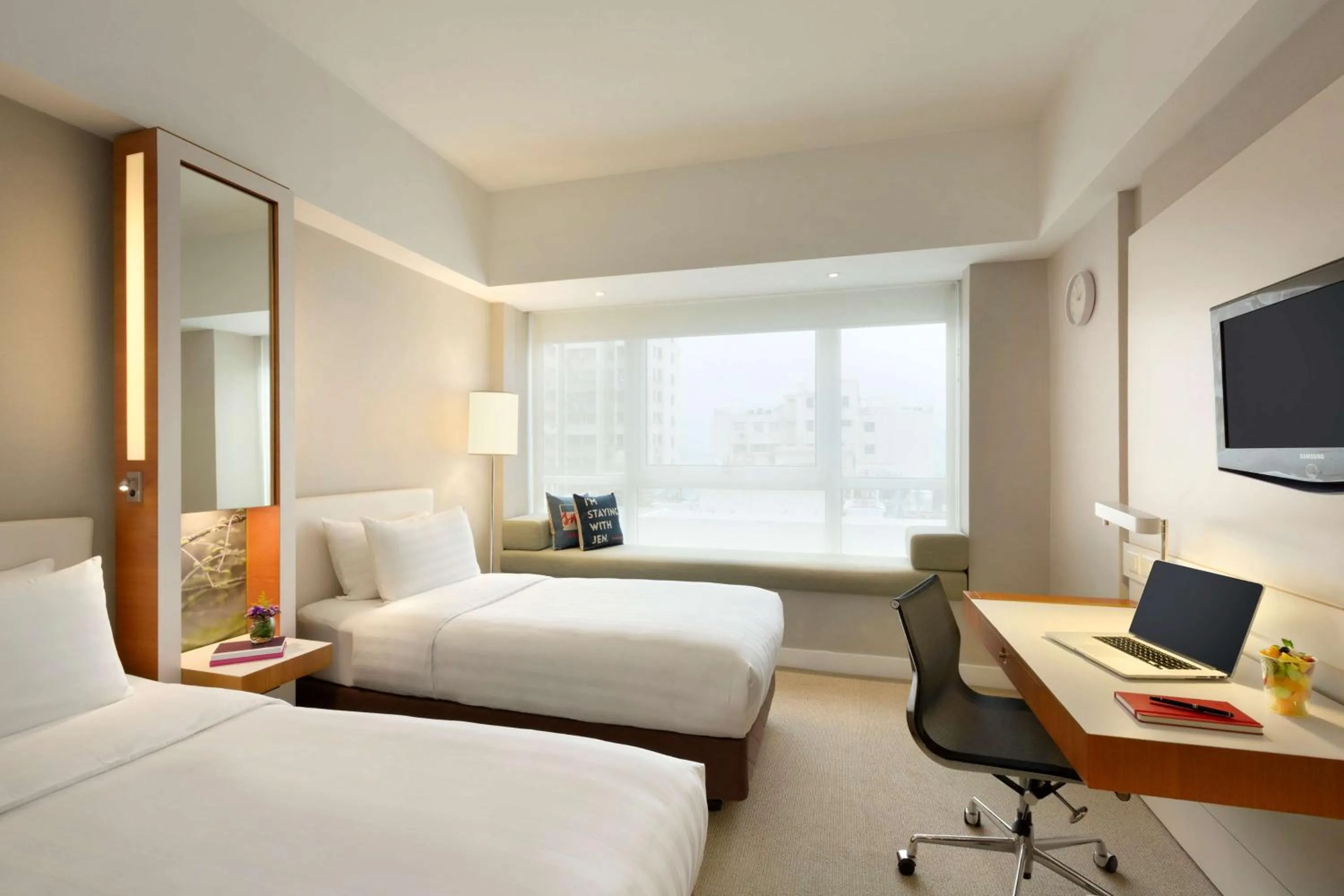 Photo of the whole room, Bed in Jen Hong Kong by Shangri-La