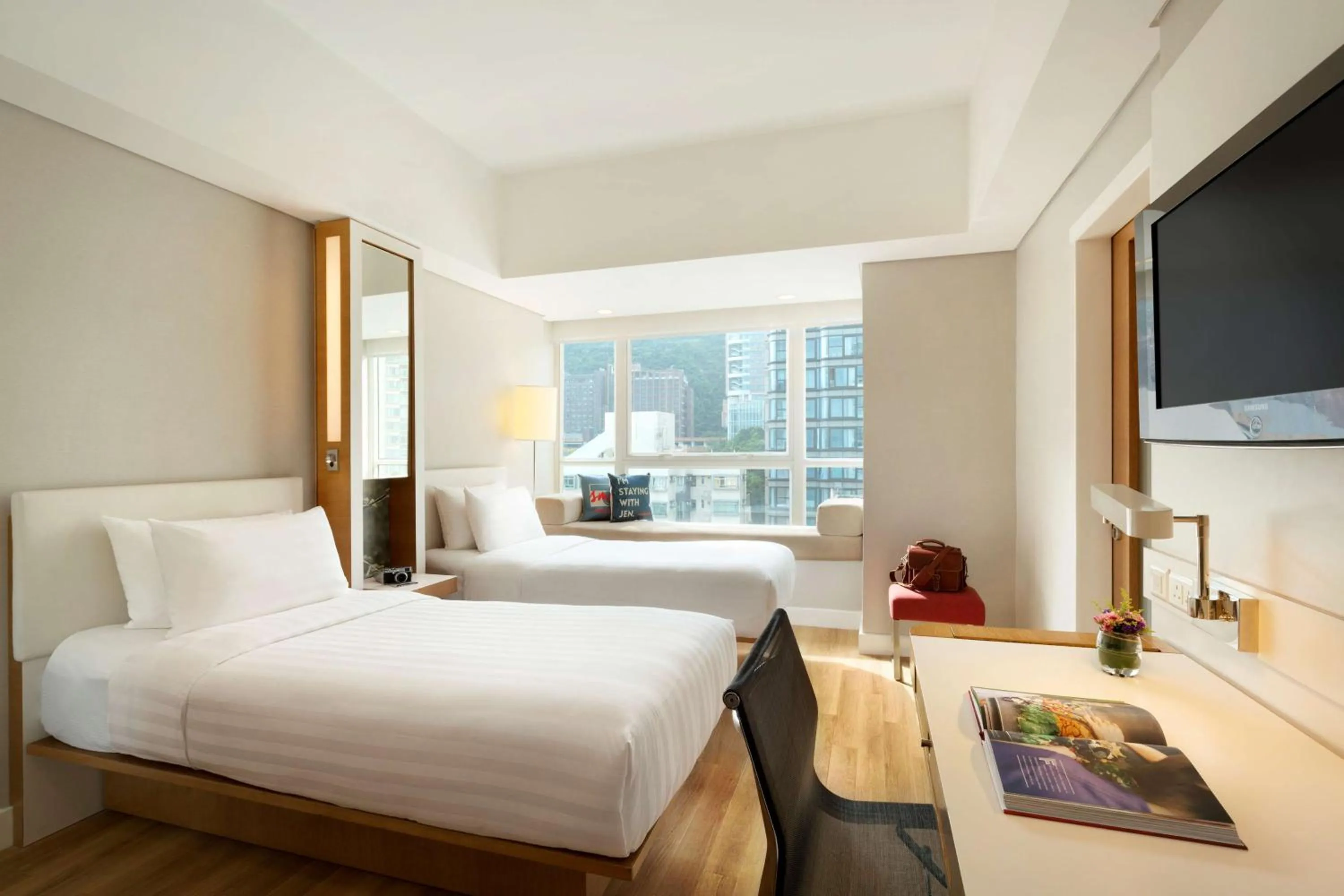Photo of the whole room, Bed in Jen Hong Kong by Shangri-La