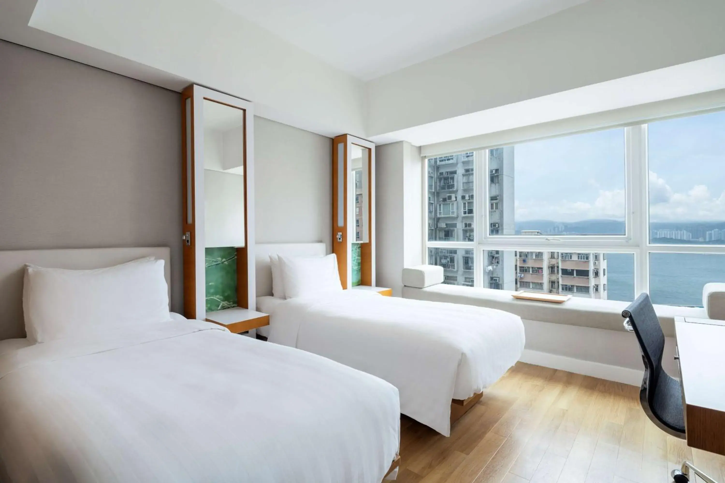 Deluxe Twin Room with Harbor View in Jen Hong Kong by Shangri-La Deluxe Twin Room with Harbor View in Jen Hong Kong by Shangri-La