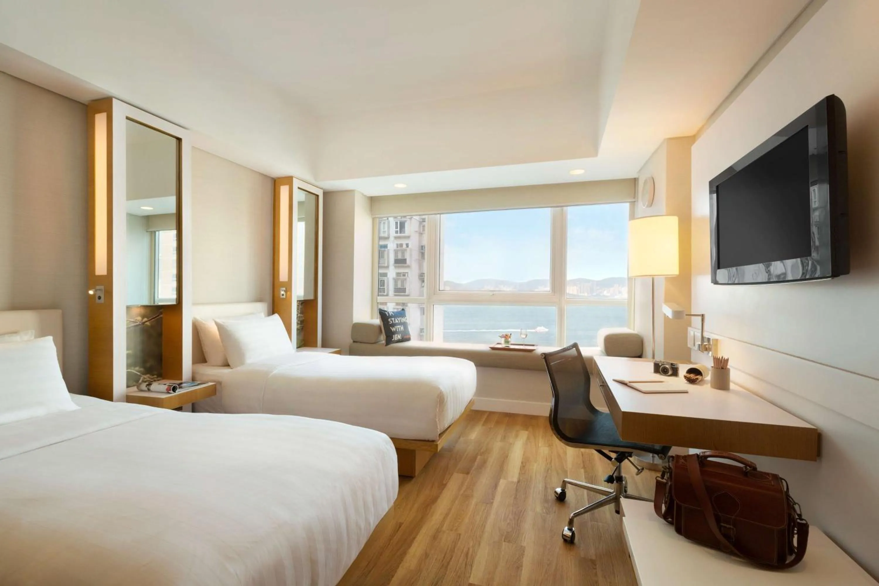 Photo of the whole room, Bed in Jen Hong Kong by Shangri-La