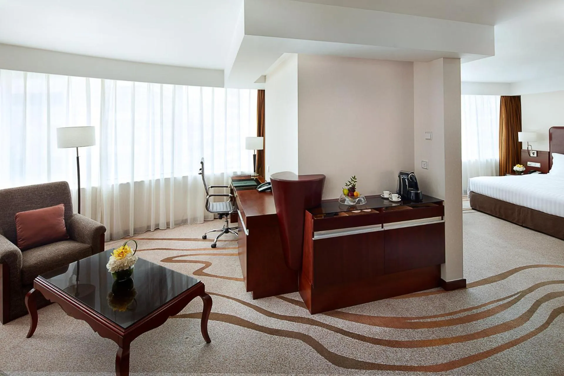 Seating area, Bed in Pullman Shanghai Central - In XinTianDi & Yu Garden Area