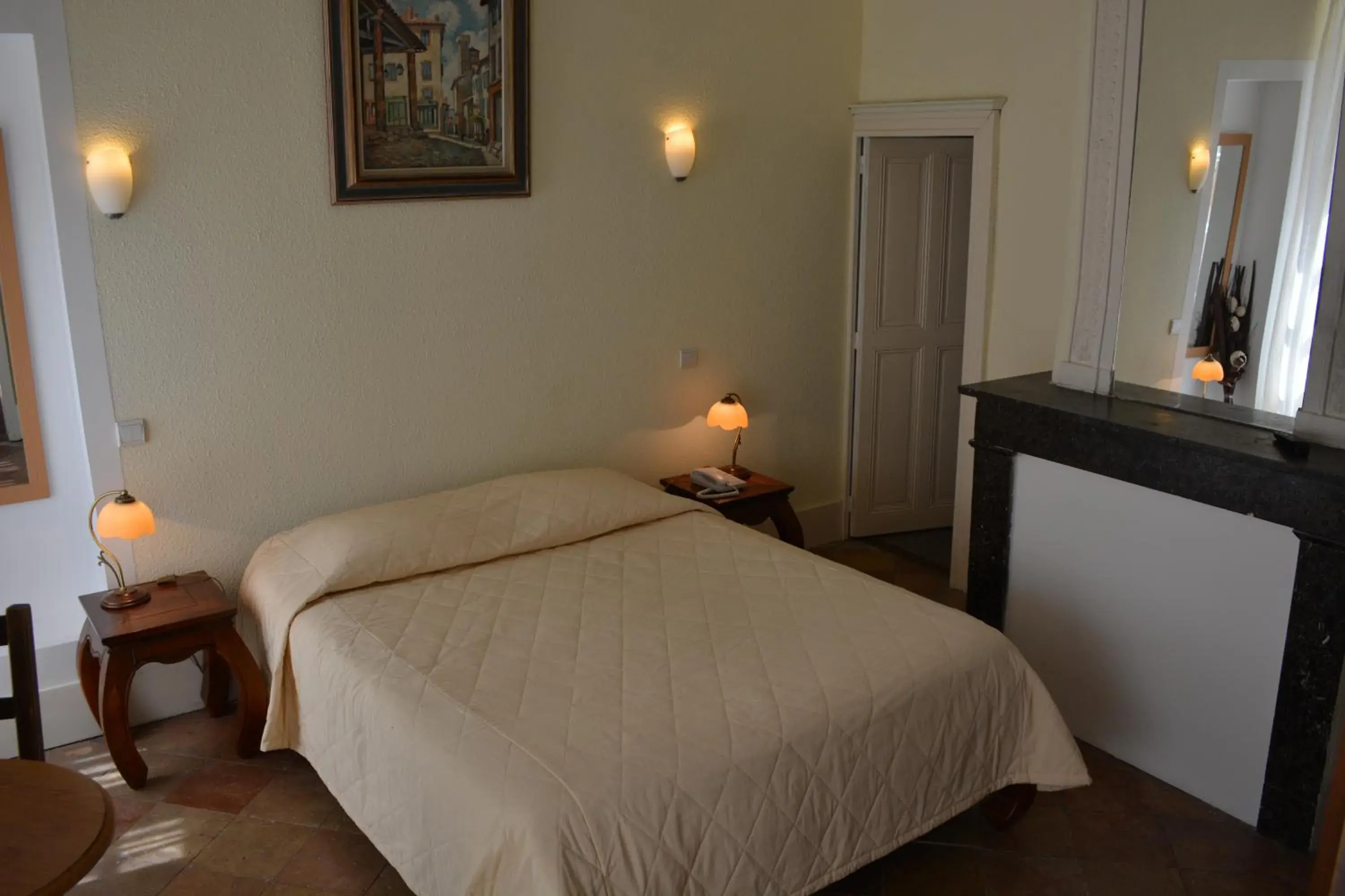 Family Room in Hotel des Consuls Family Room in Hotel des Consuls