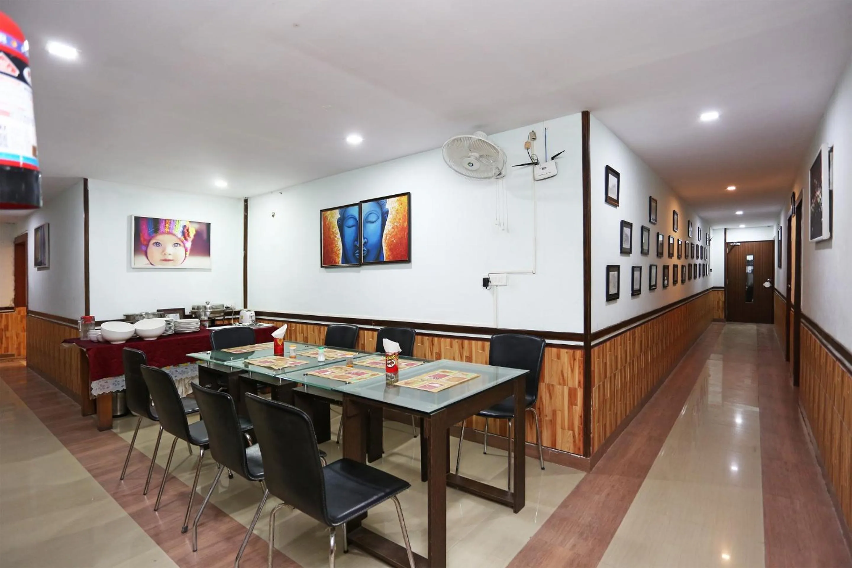 Restaurant/places to eat in Hotel O The Stay