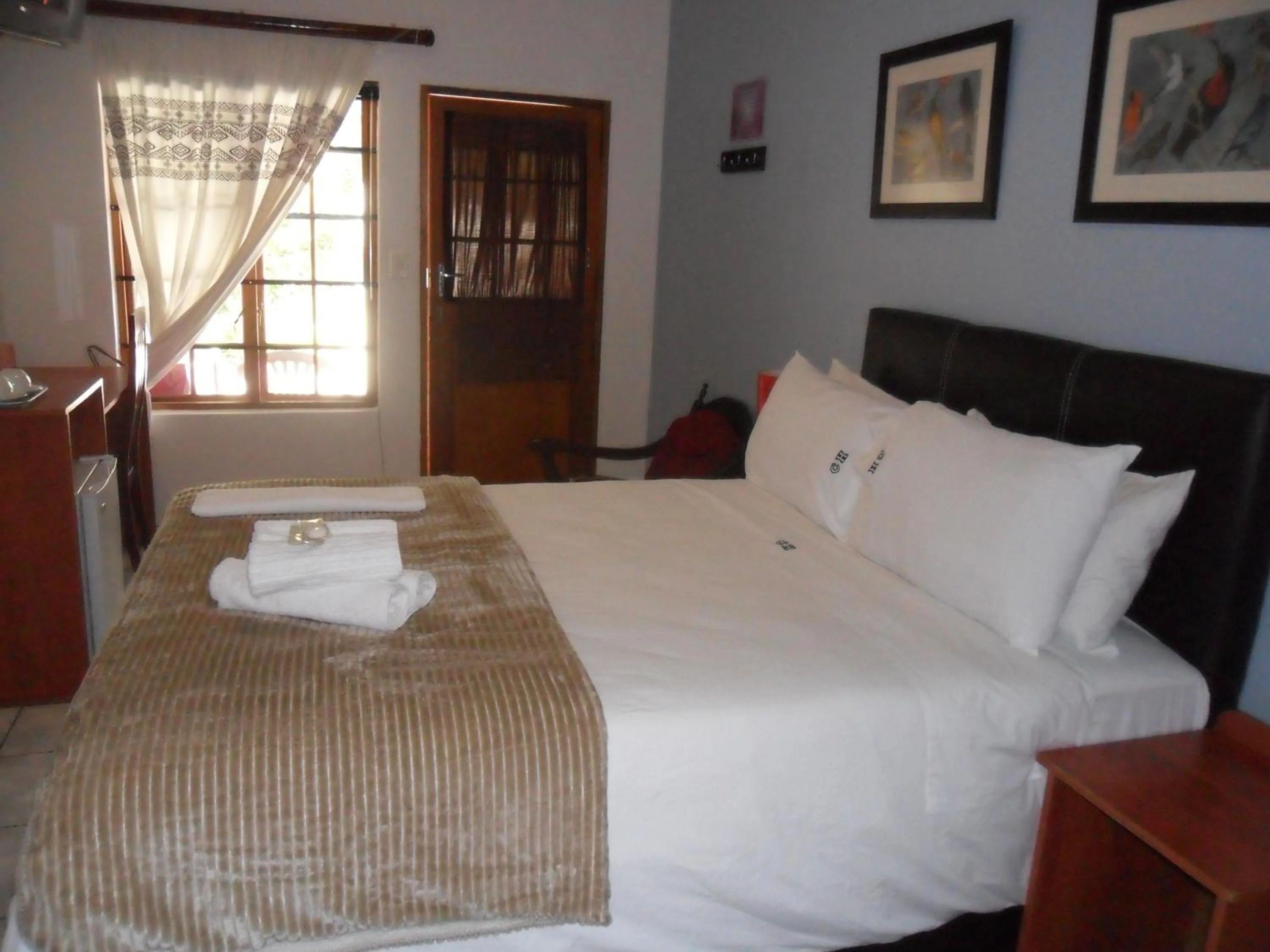 Bathroom, Bed in Convent Hill Lodge