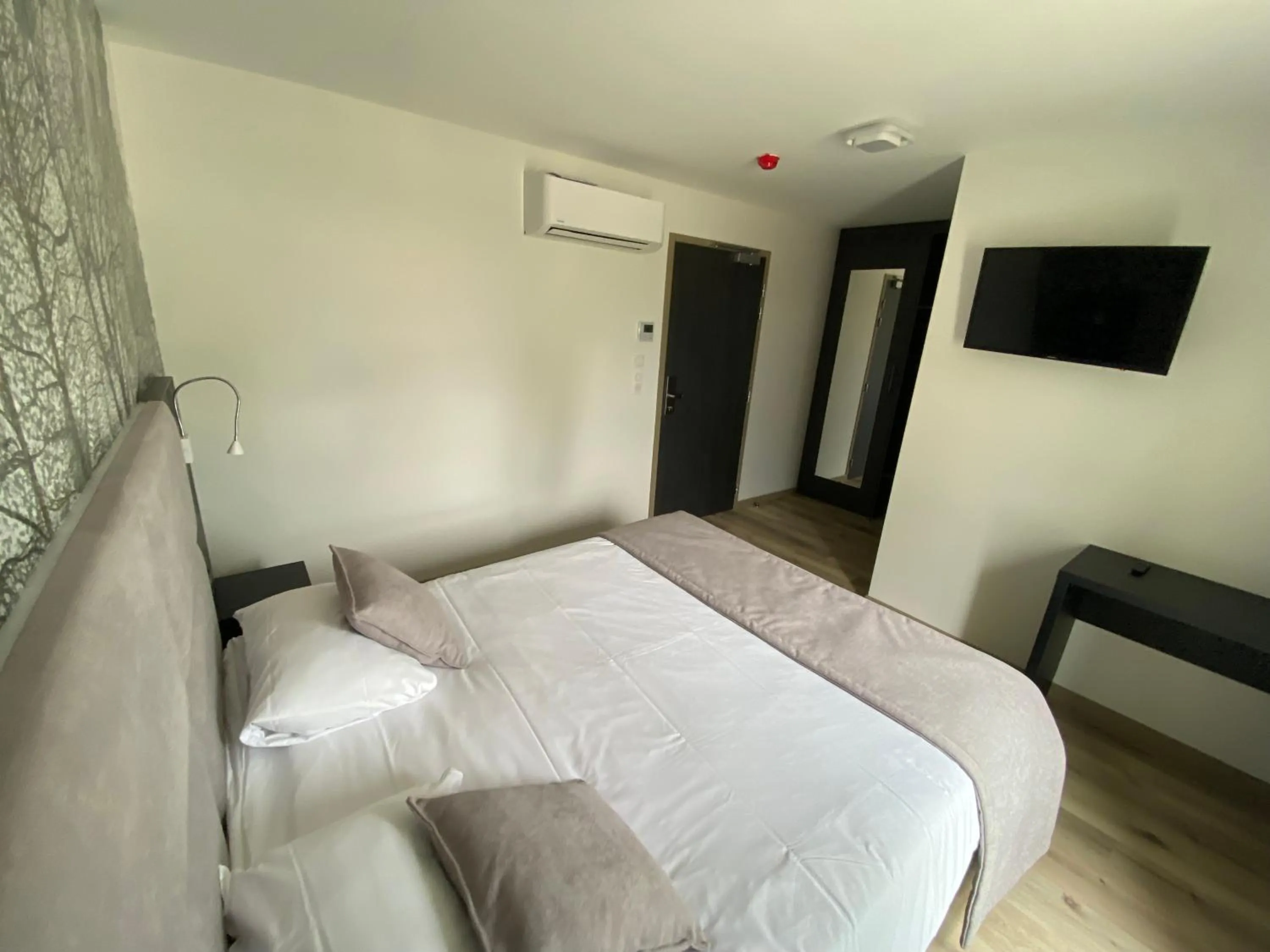 Photo of the whole room, Bed in Relais Saint Michel