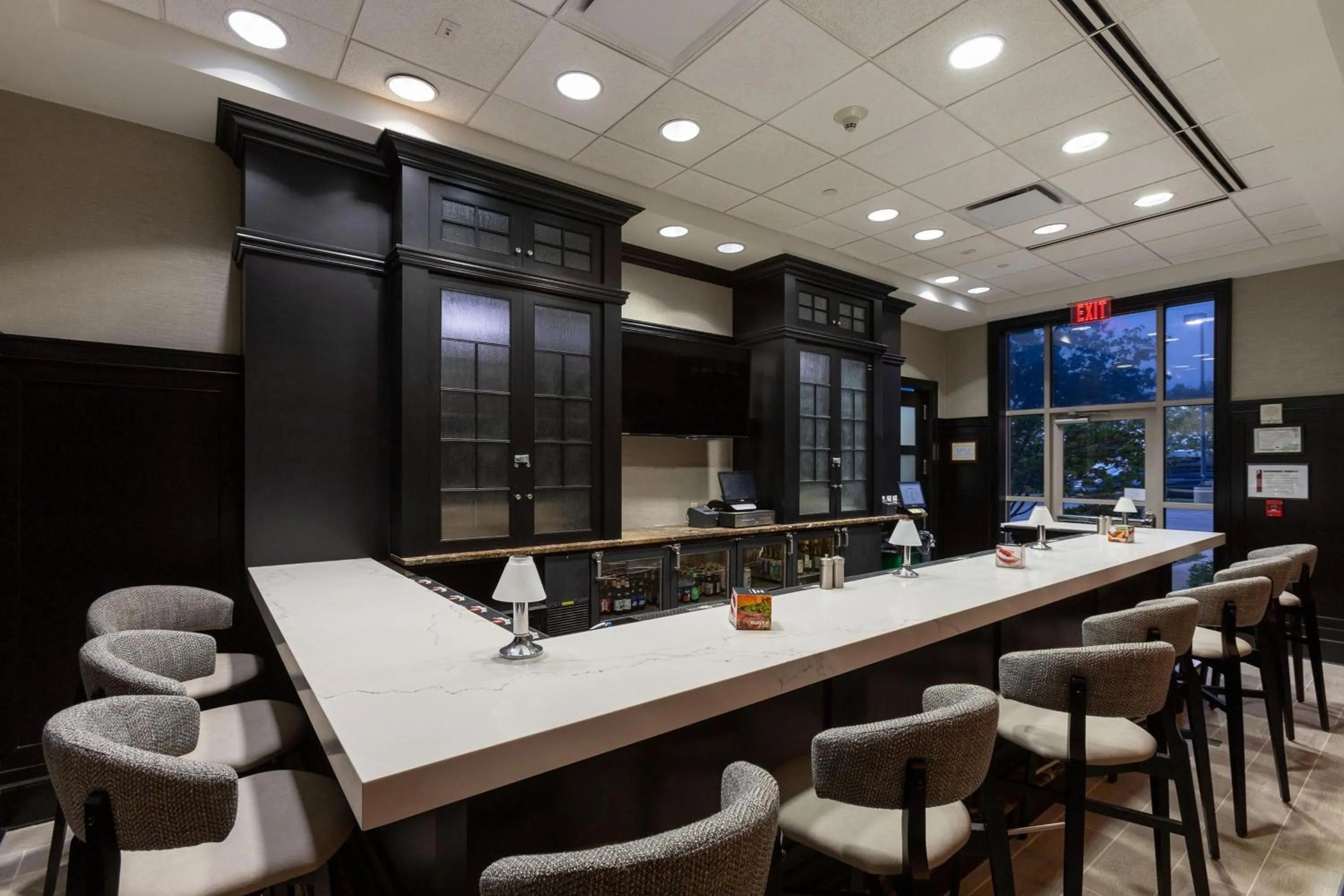 Lounge or bar in Sheraton Chicago Northbrook