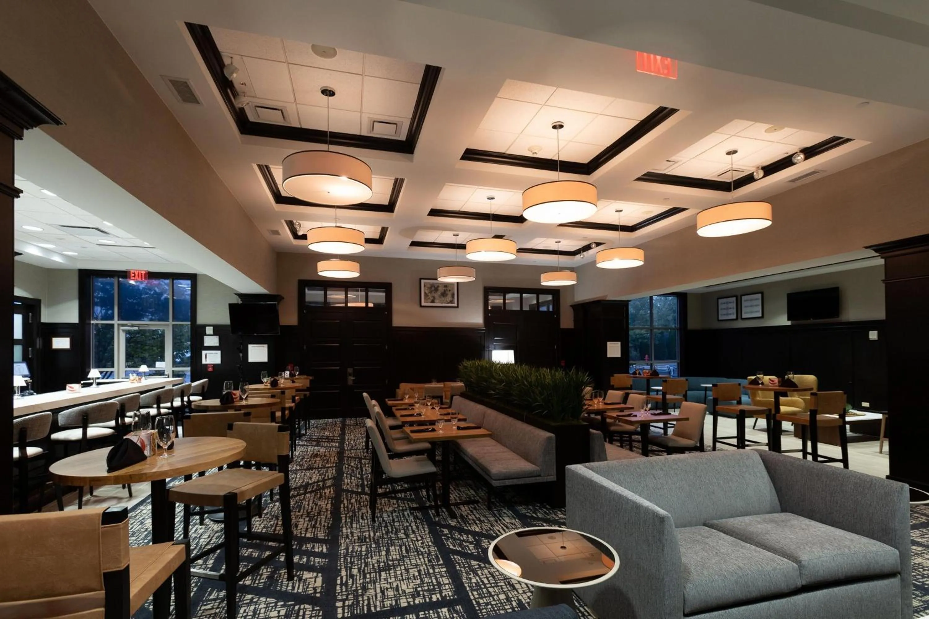 Lounge or bar in Sheraton Chicago Northbrook