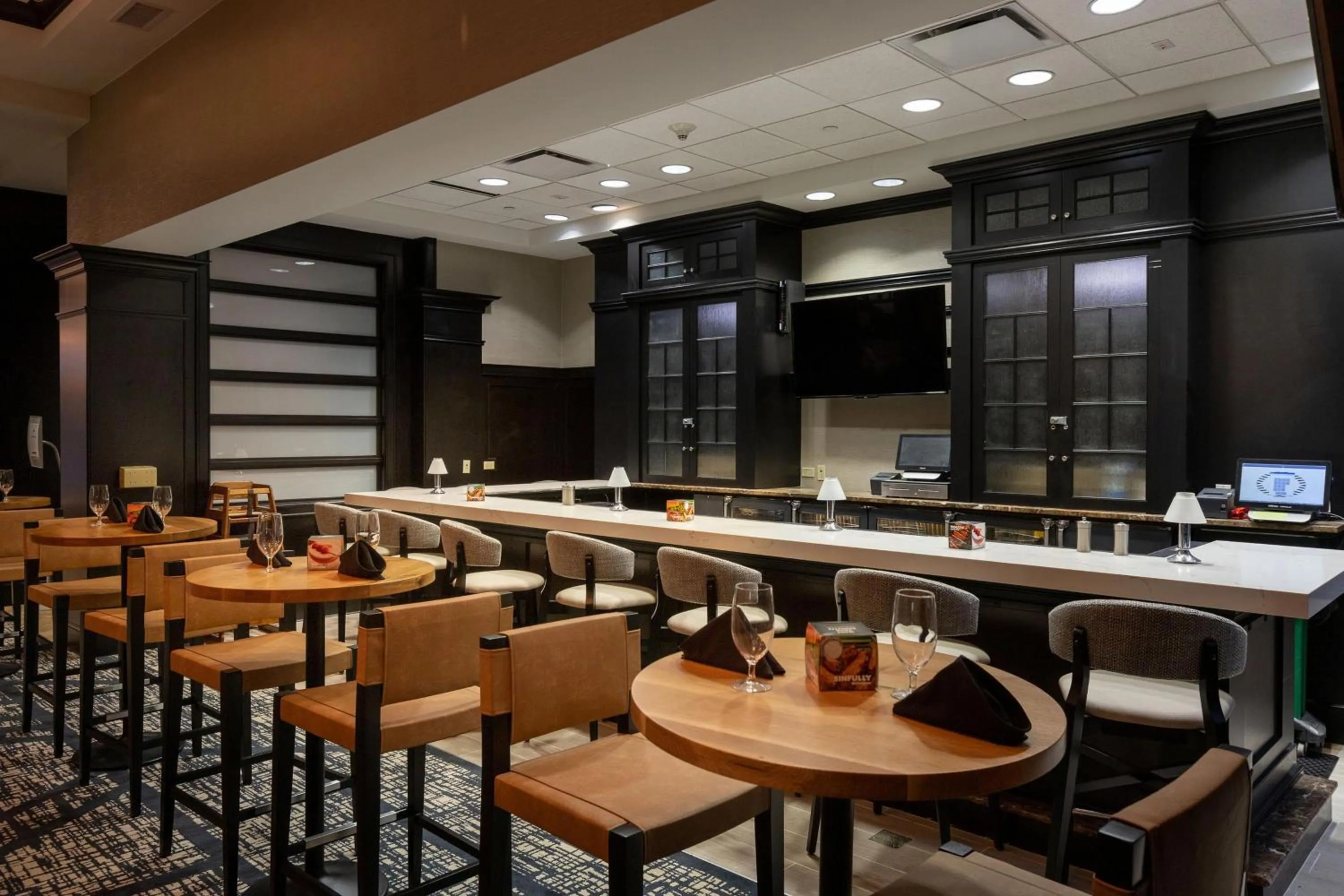 Lounge or bar in Sheraton Chicago Northbrook