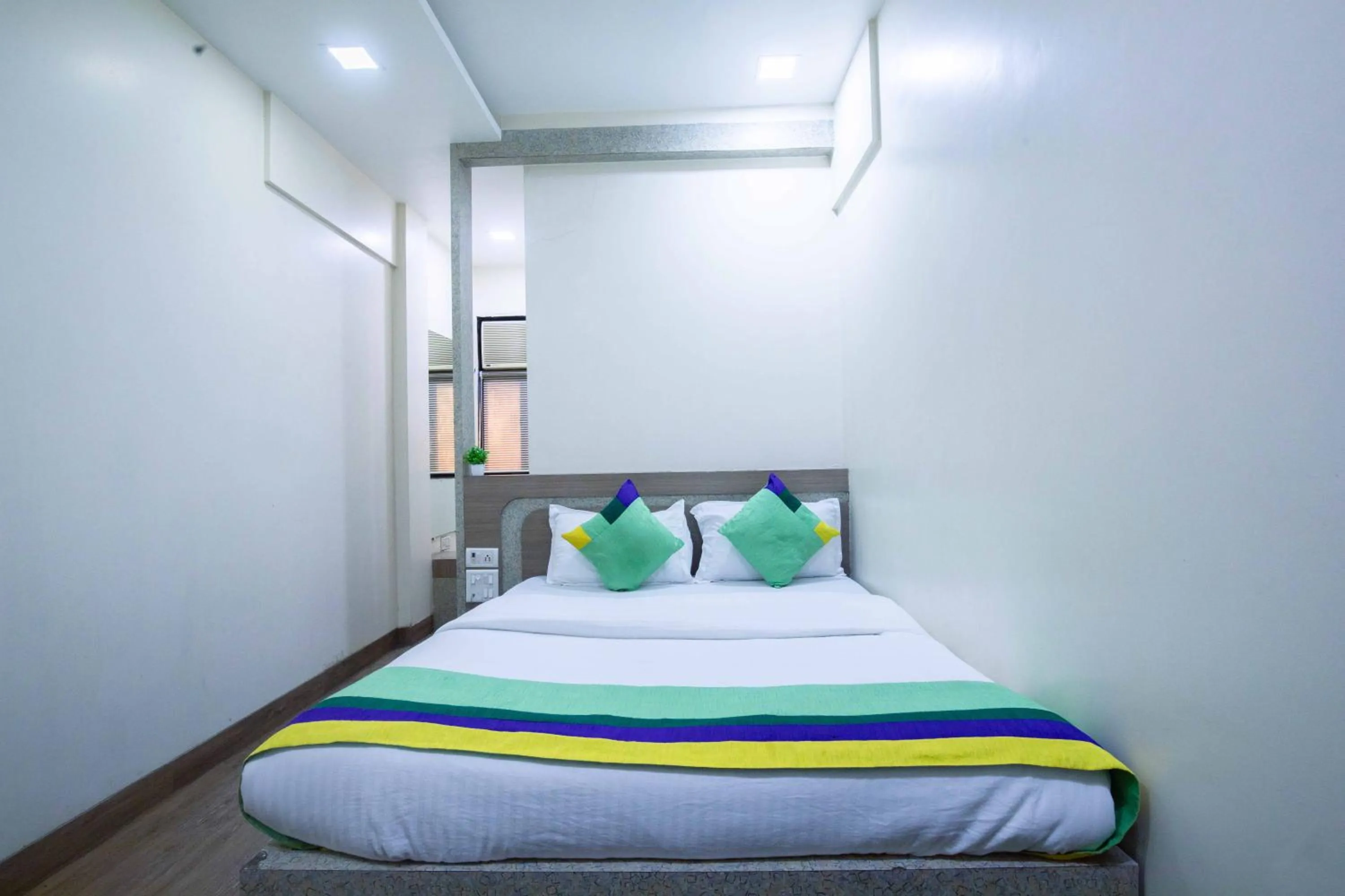 Bedroom, Bed in Treebo Hiramani Parel Lalbaug