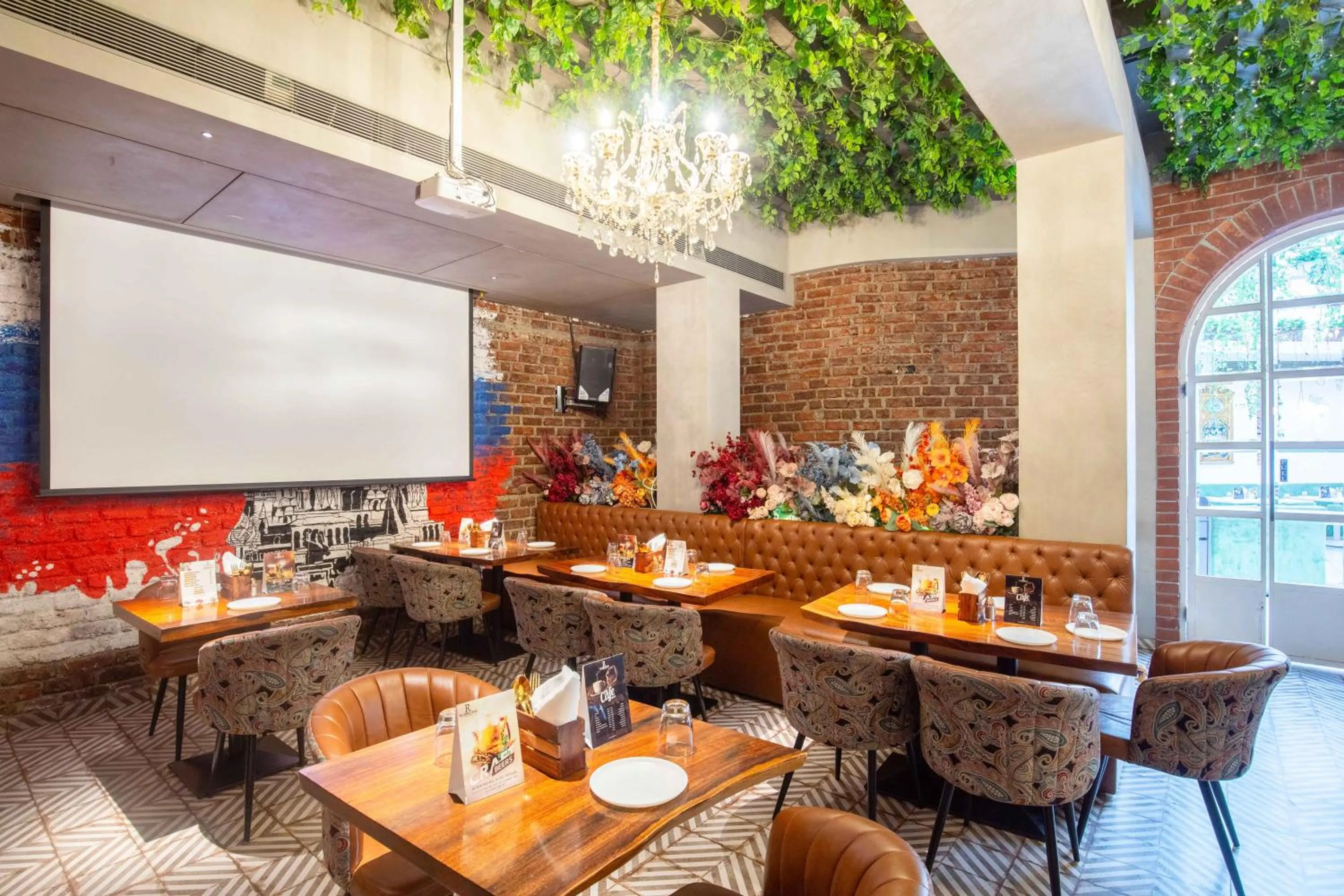 Restaurant/places to eat in Treebo Hiramani Parel Lalbaug