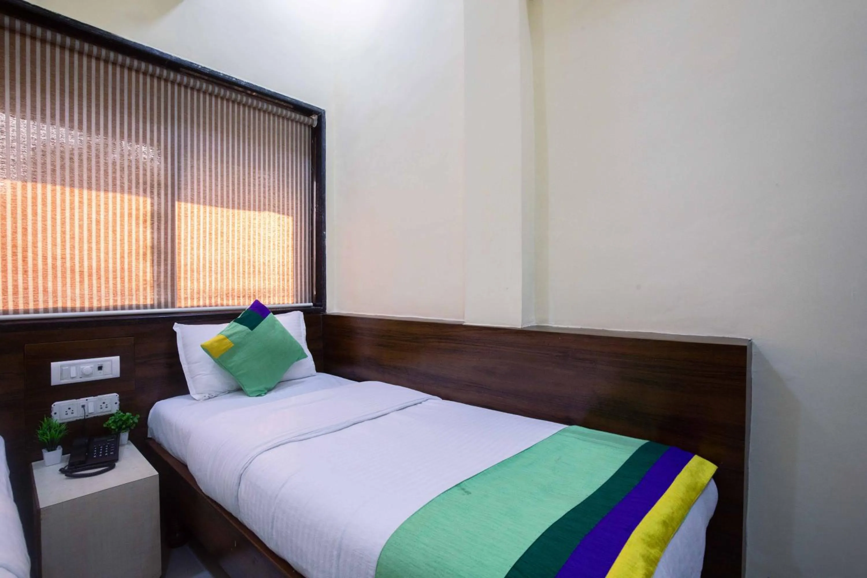 Bedroom, Bed in Treebo Hiramani Parel Lalbaug