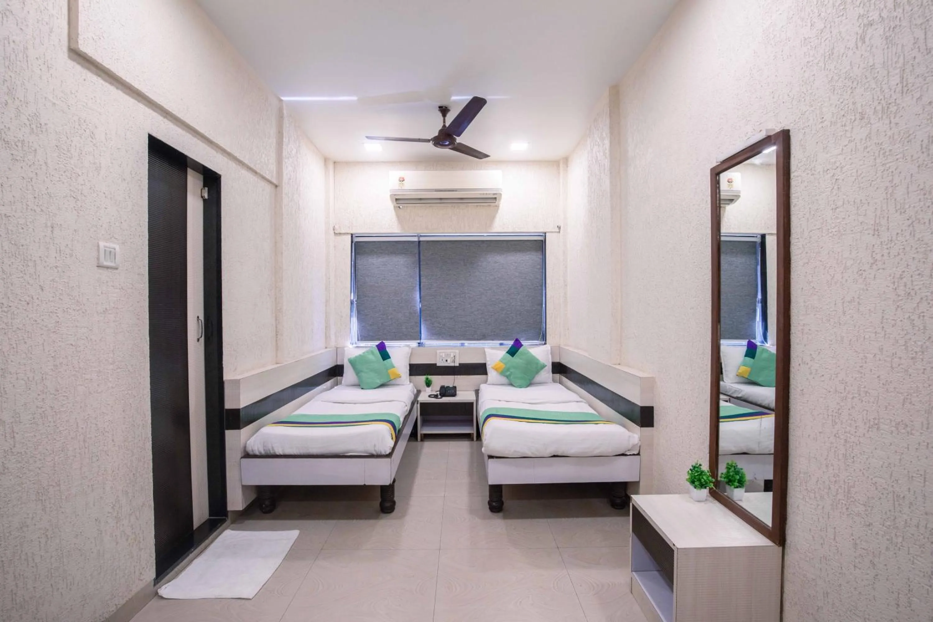 Bedroom, Bed in Treebo Hiramani Parel Lalbaug