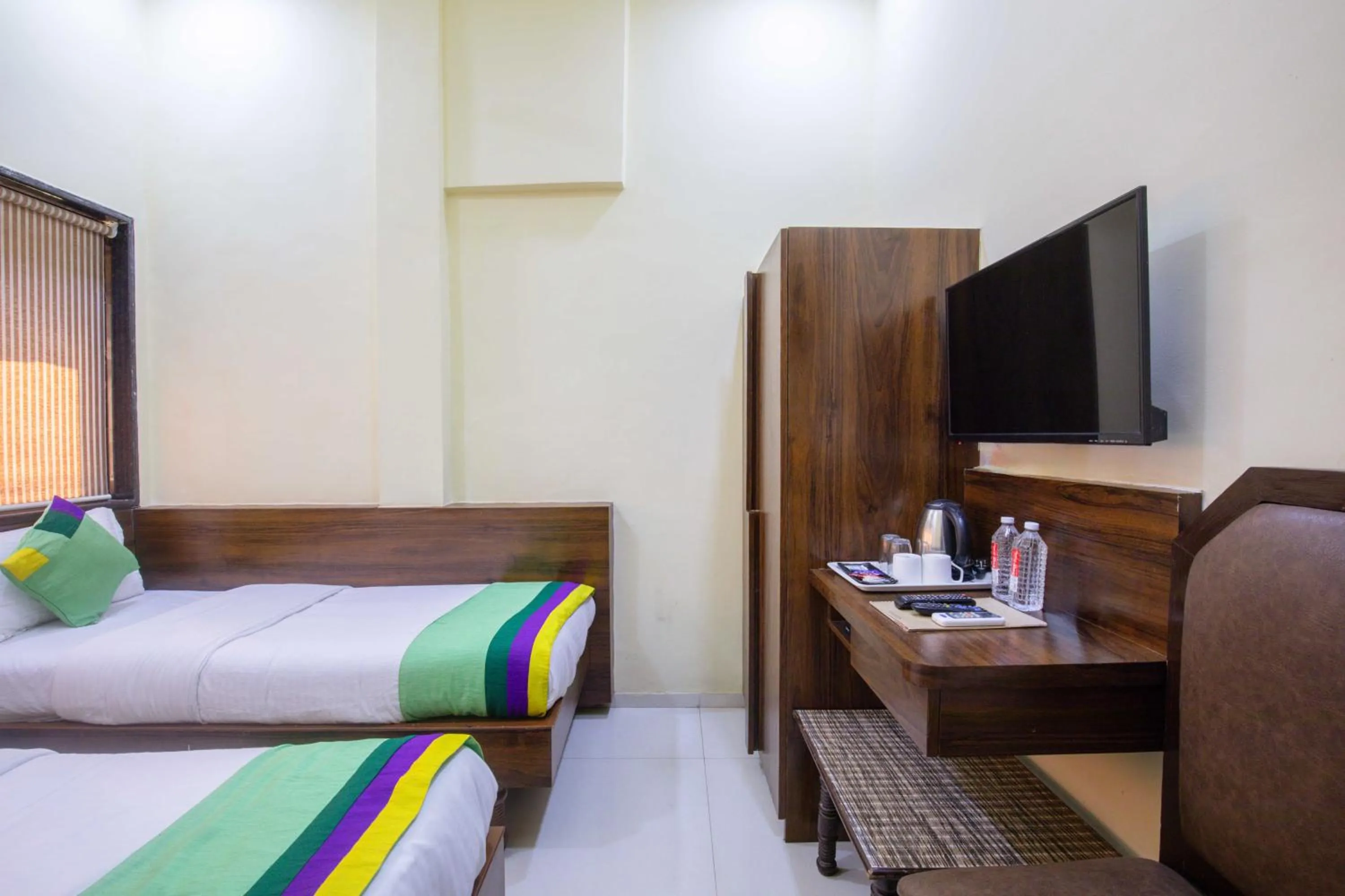Bedroom, Bed in Treebo Hiramani Parel Lalbaug