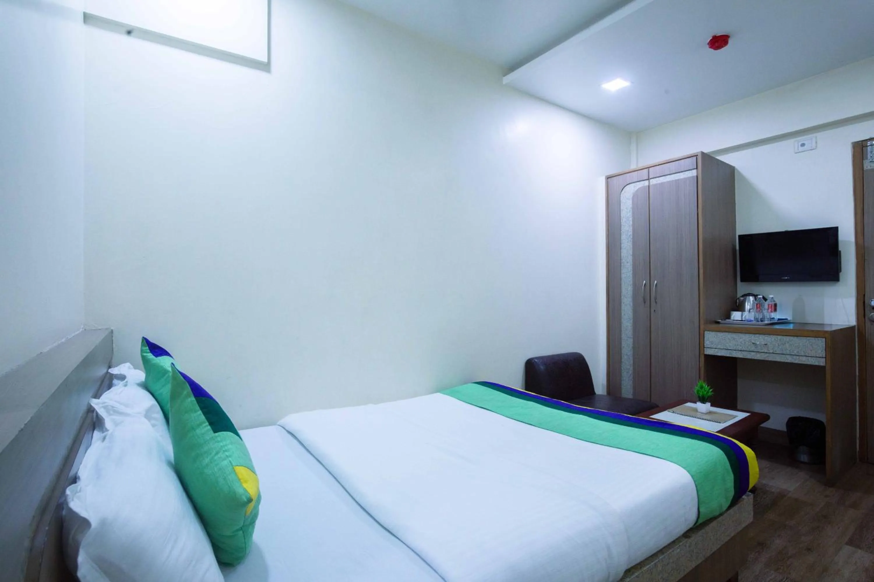 Bedroom, Bed in Treebo Hiramani Parel Lalbaug