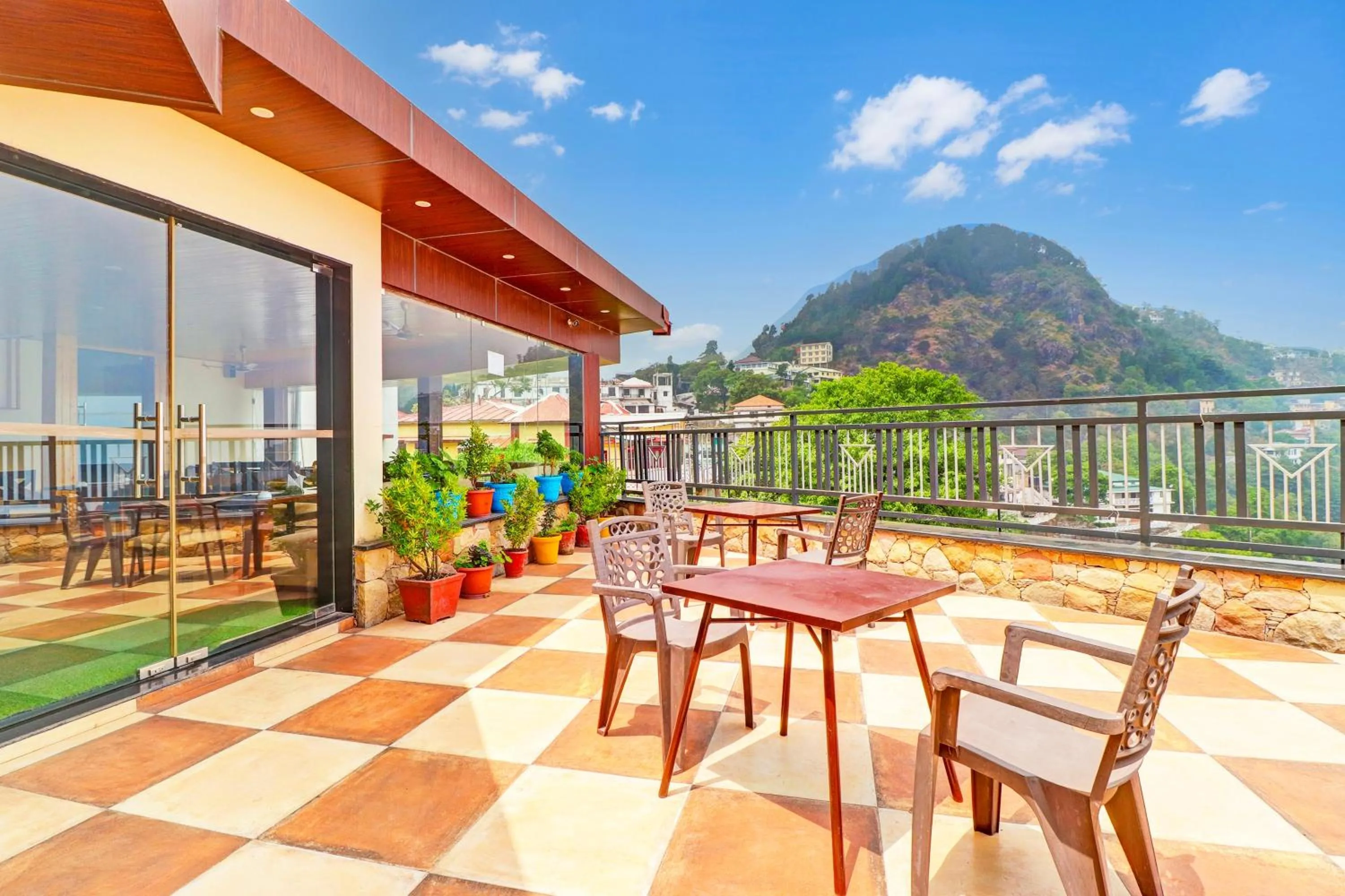 Restaurant/places to eat in Super Collection O Pioneer