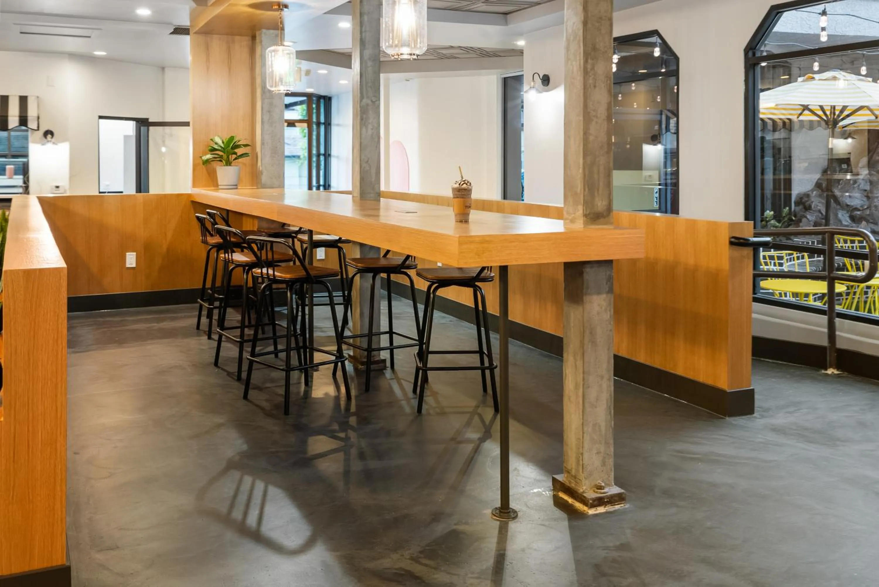 Restaurant/places to eat in The Live Hotel