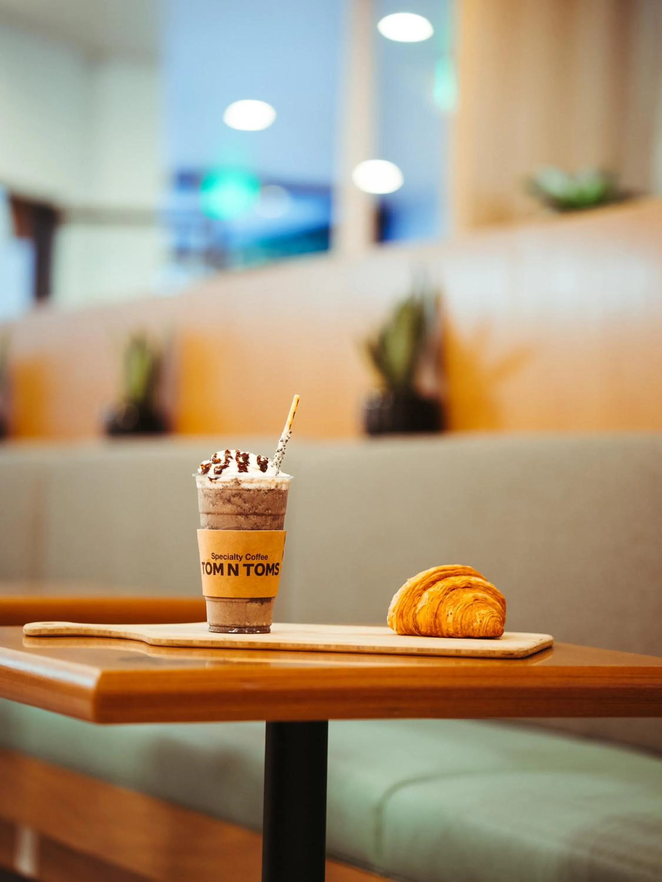 Restaurant/places to eat in The Live Hotel