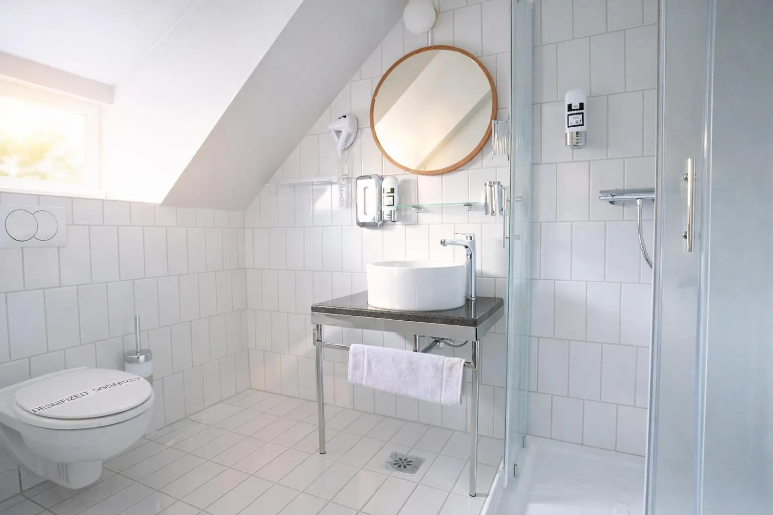 Toilet in Das Schreder Hotel - Munich Free Parking