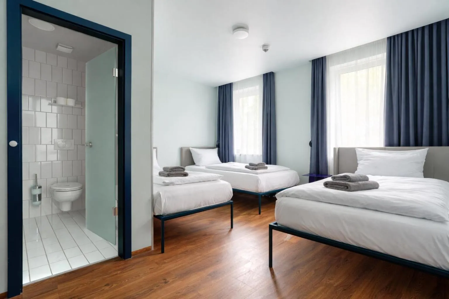 Toilet, Bed in Das Schreder Hotel - Munich Free Parking