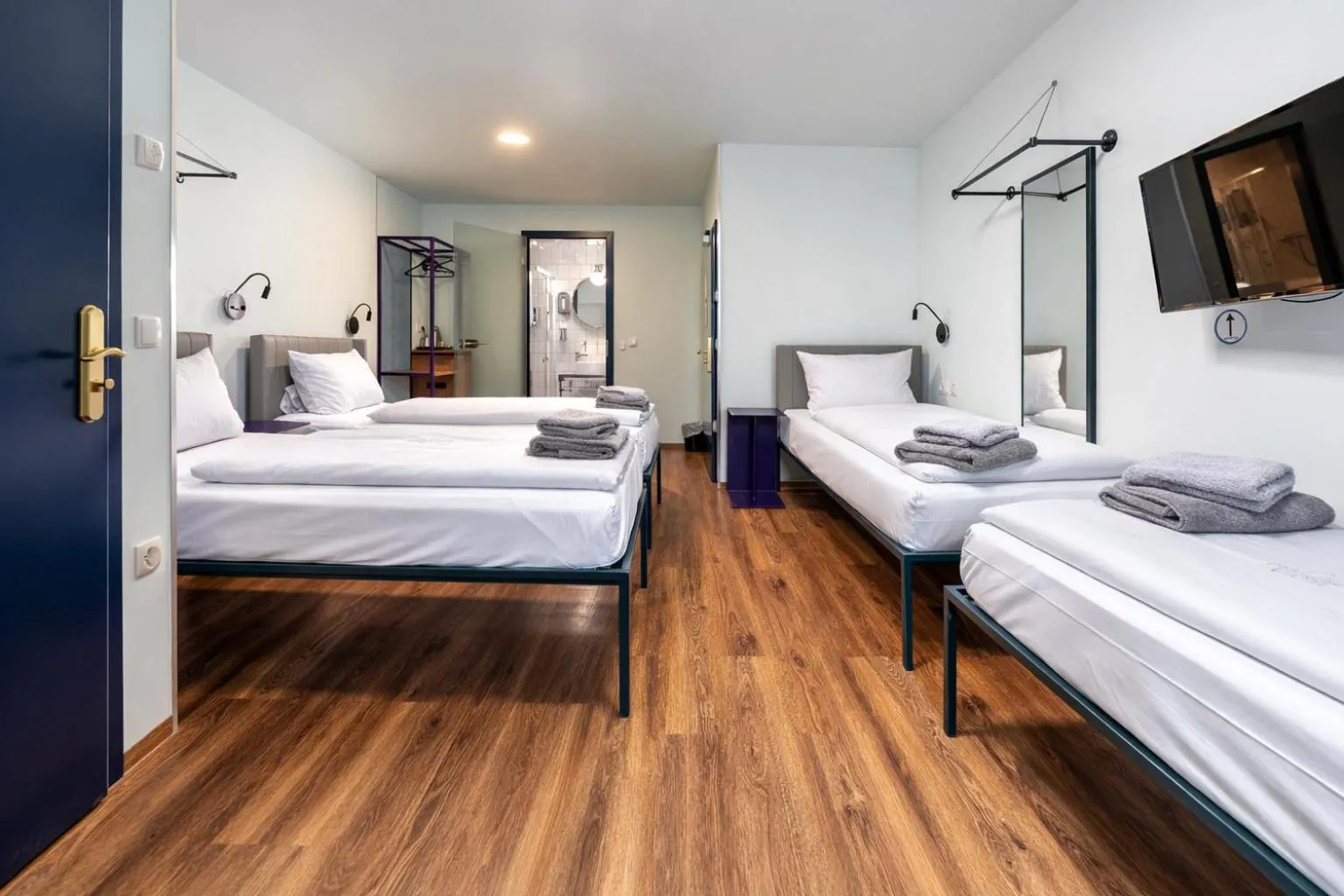 Bed in Das Schreder Hotel - Munich Free Parking