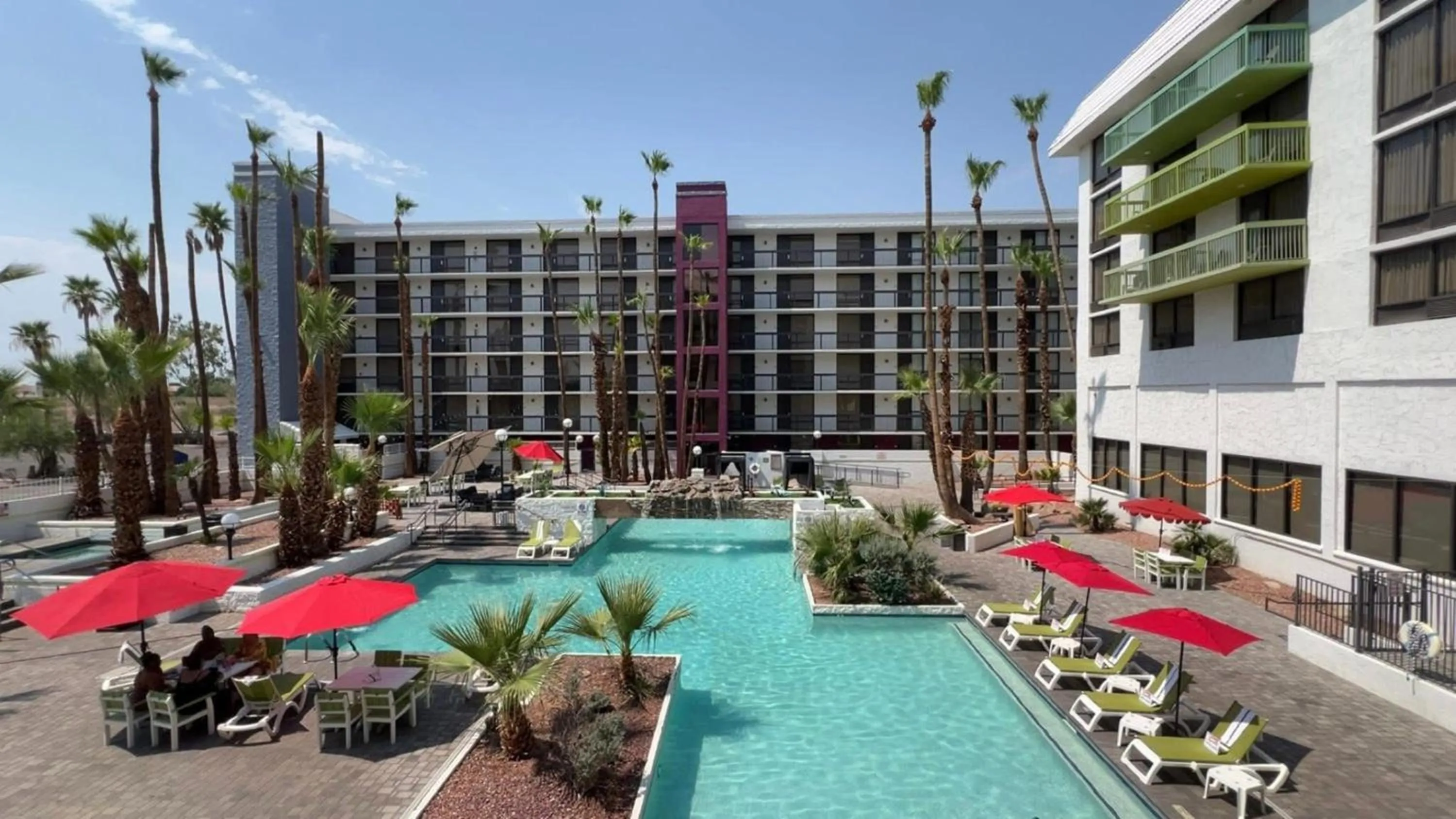 Swimming pool in Holiday Inn Phoenix-Mesa Chandler by IHG