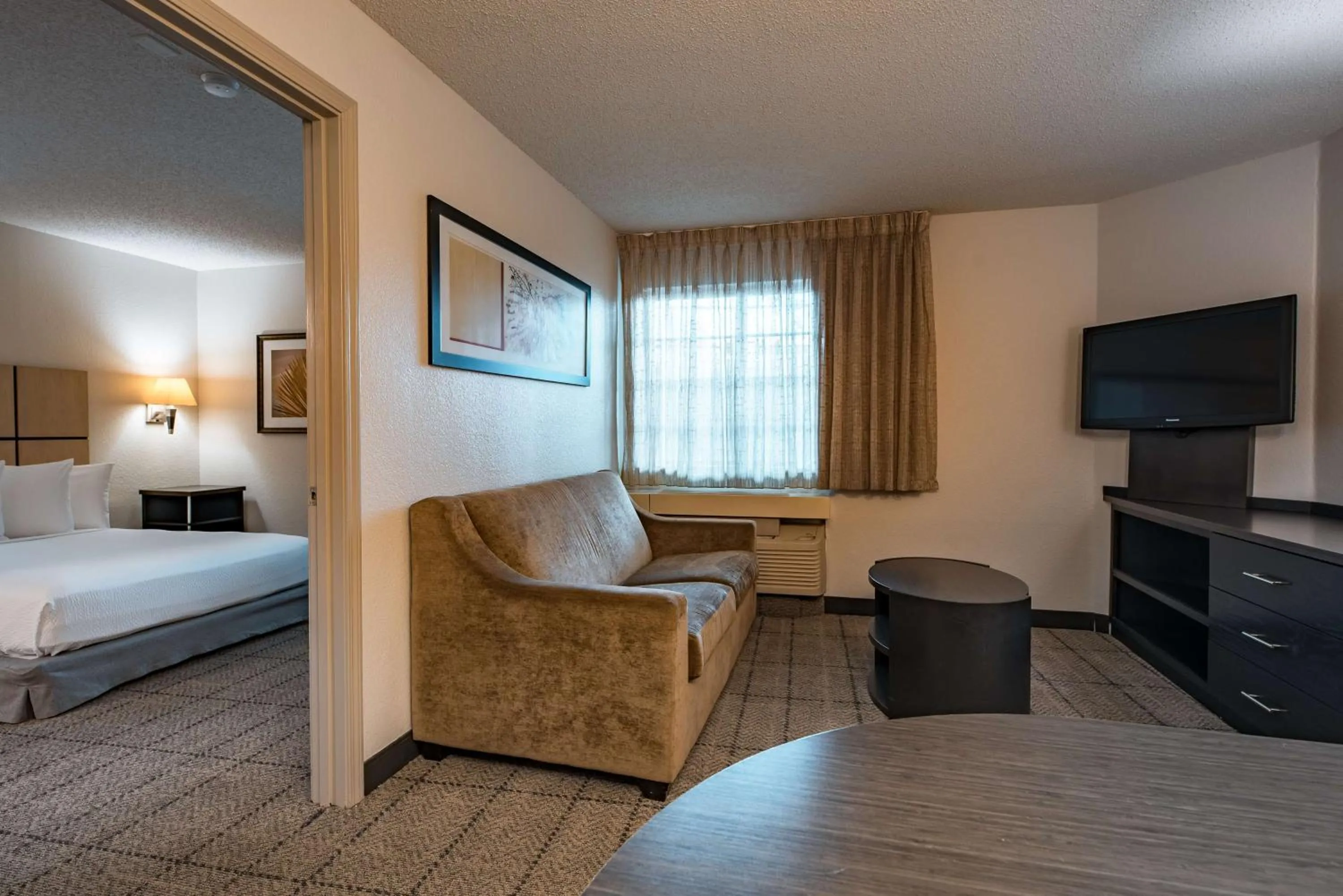 Photo of the whole room, Bed in Sonesta Simply Suites Fort Worth