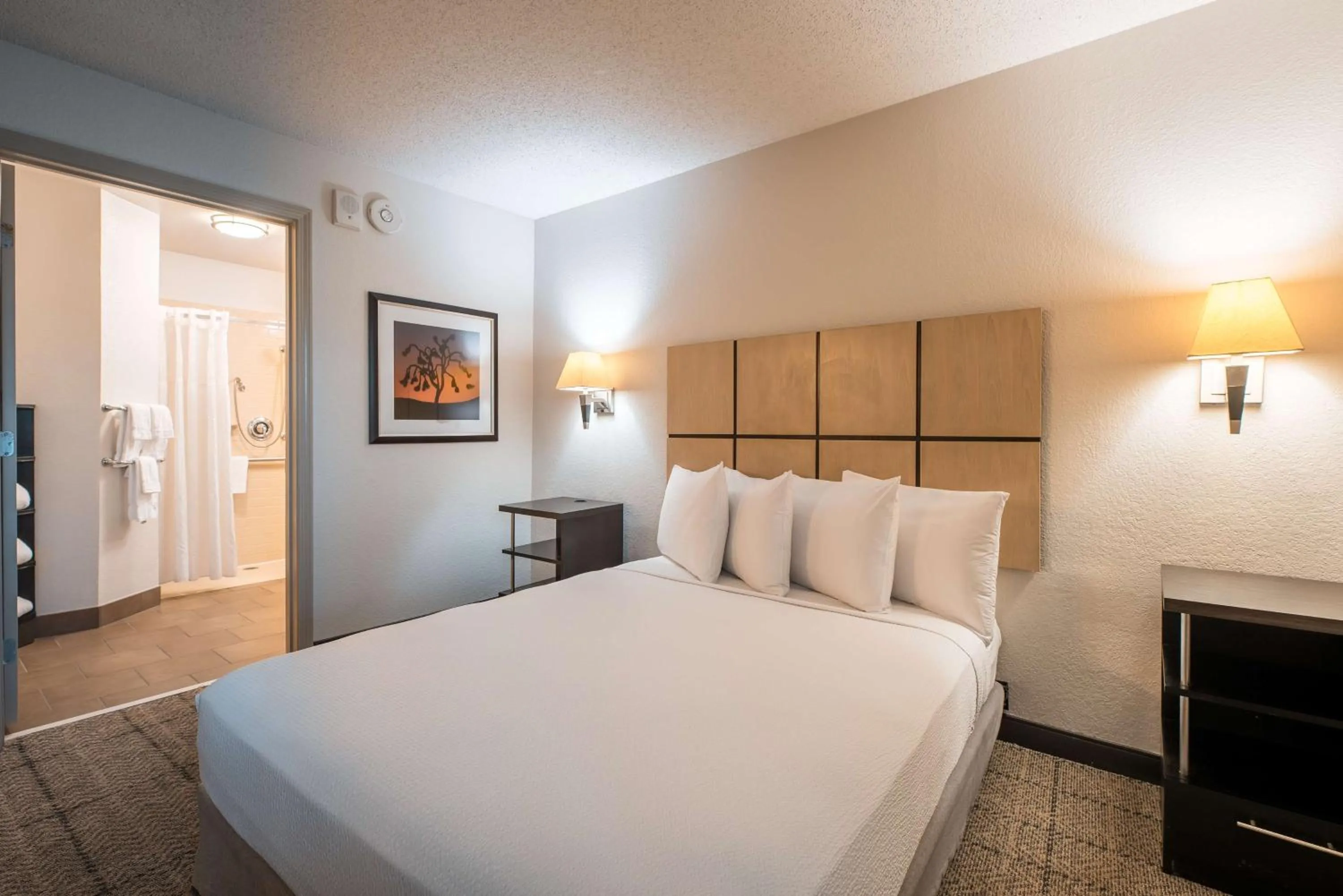 Photo of the whole room, Bed in Sonesta Simply Suites Fort Worth