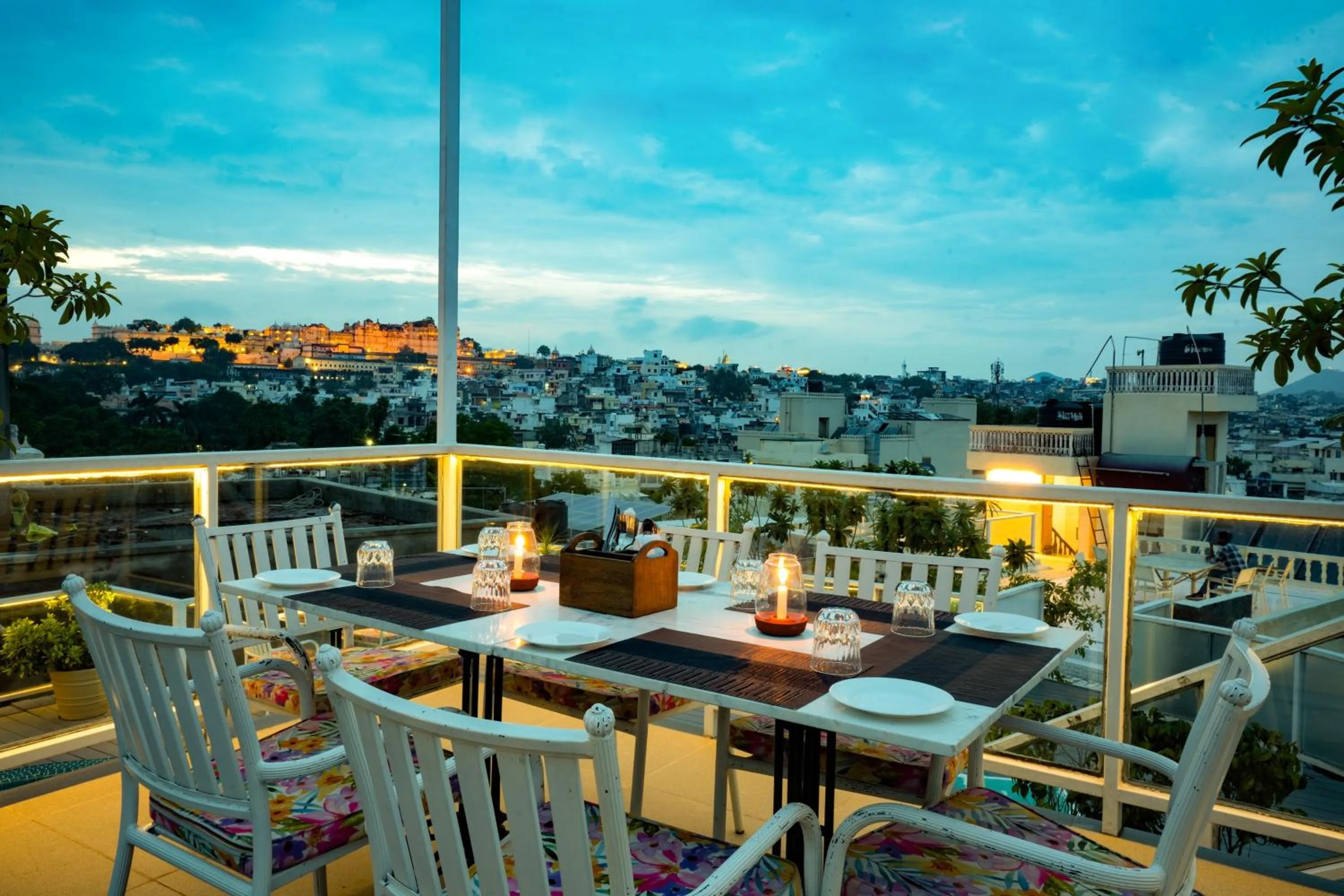 Restaurant/places to eat in Tripli Hotels Shiv Villas