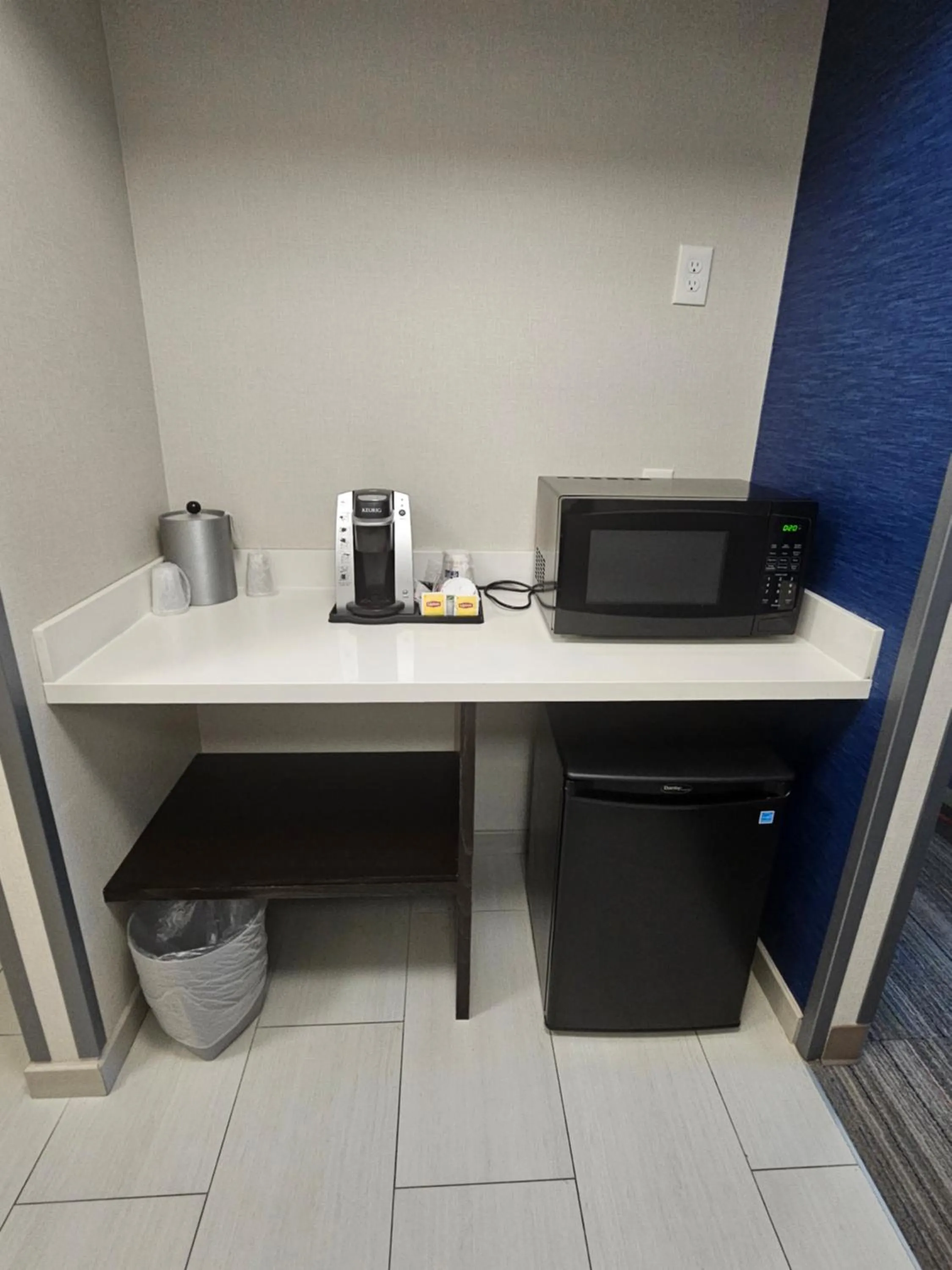 Coffee/tea facilities in Holiday Inn Express Hotels & Suites Burlington by IHG