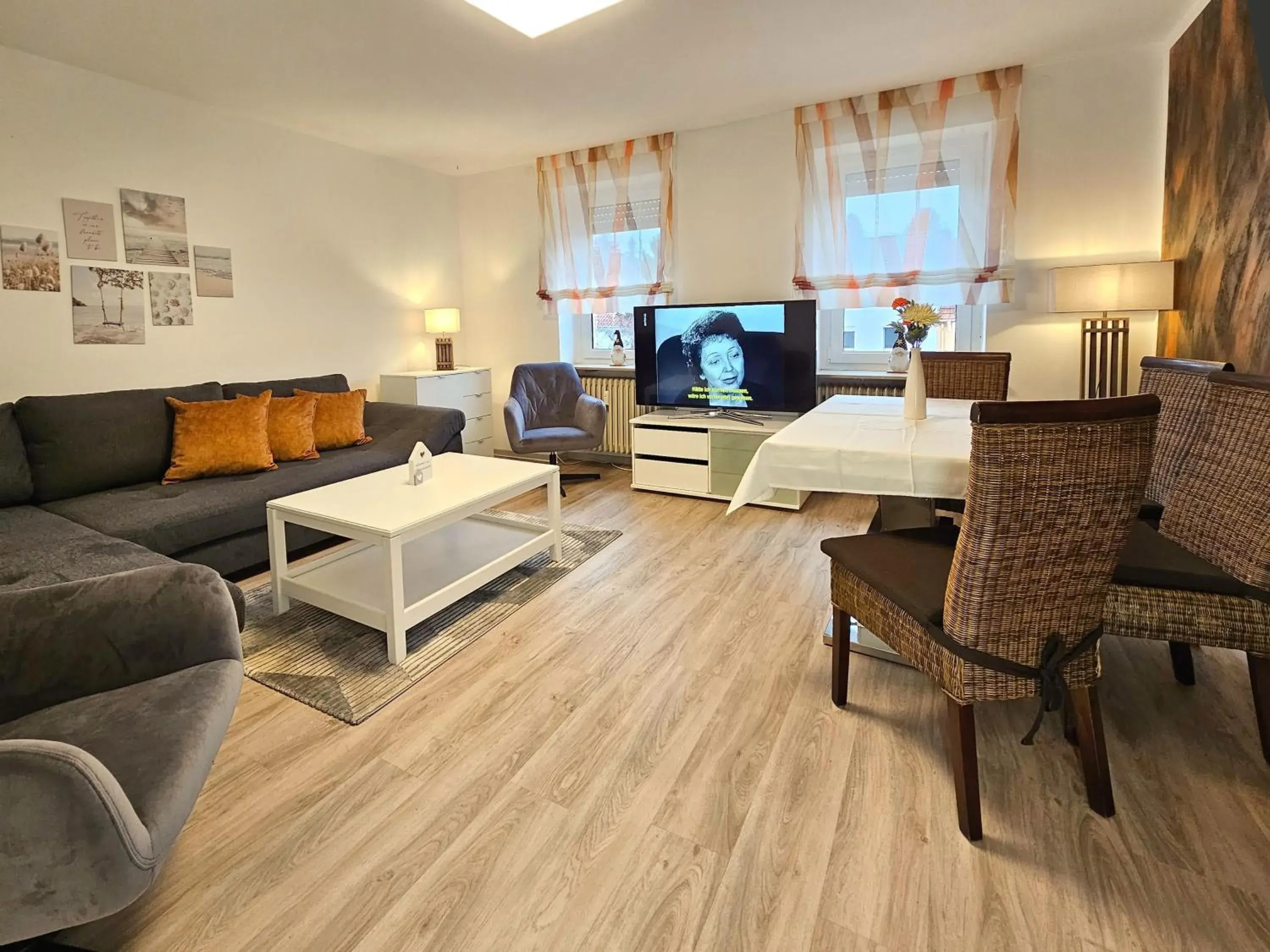 Communal lounge/ TV room, Bed in Hotel Maurer