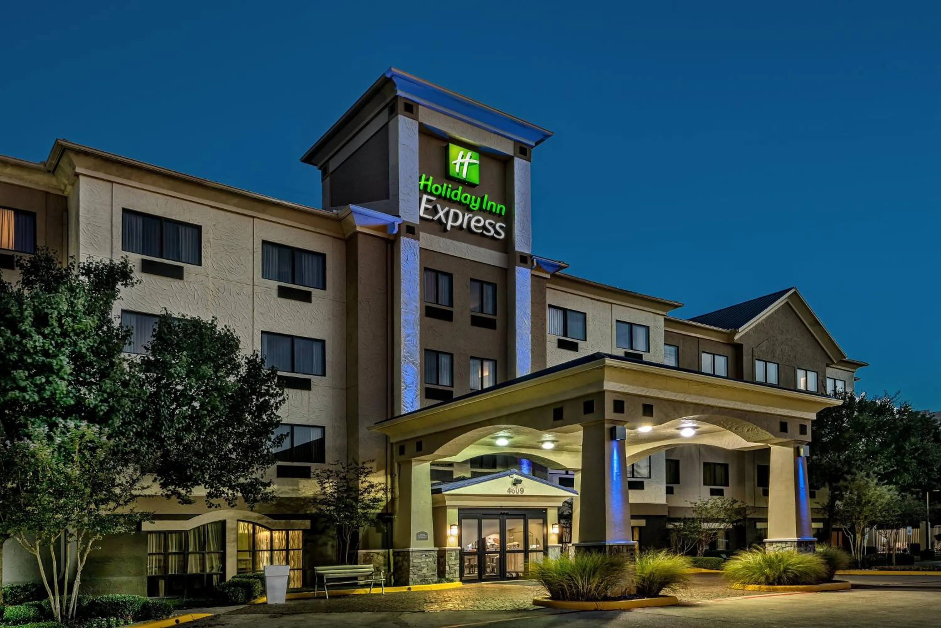 Property building in Holiday Inn Express Hotel and Suites Fort Worth/I-20