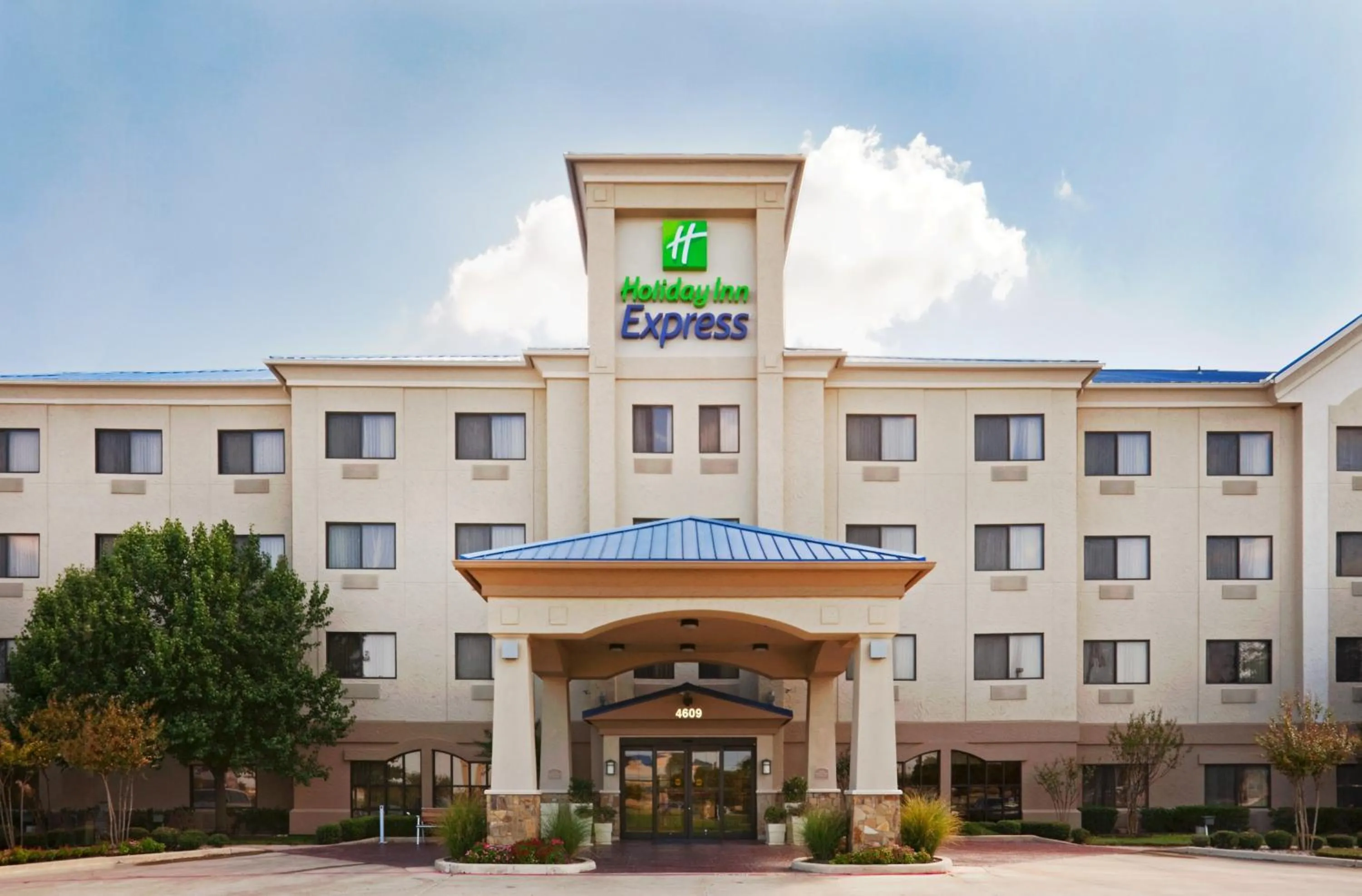 Property building in Holiday Inn Express Hotel and Suites Fort Worth/I-20