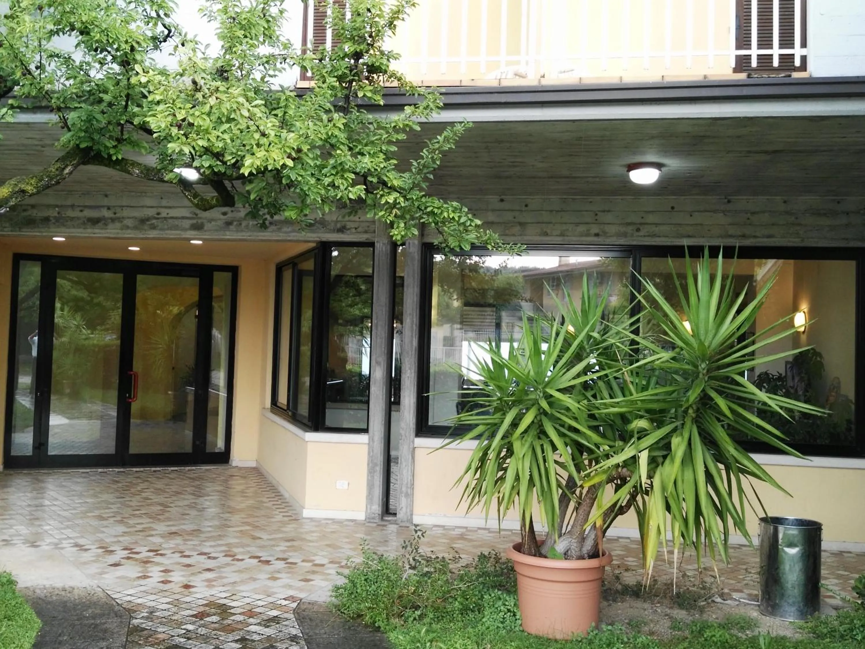 Property building in Hotel La Romantica