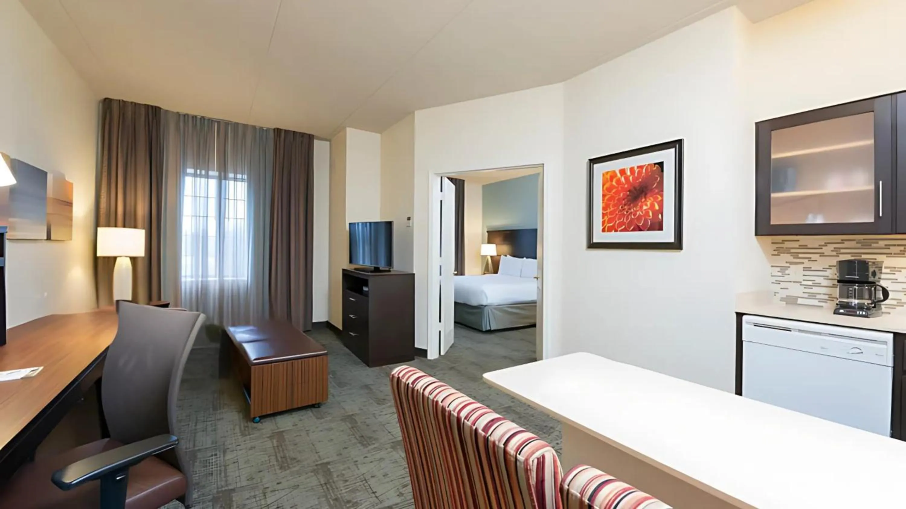 Photo of the whole room, Bed in Staybridge Suites Chicago-Oakbrook Terrace by IHG