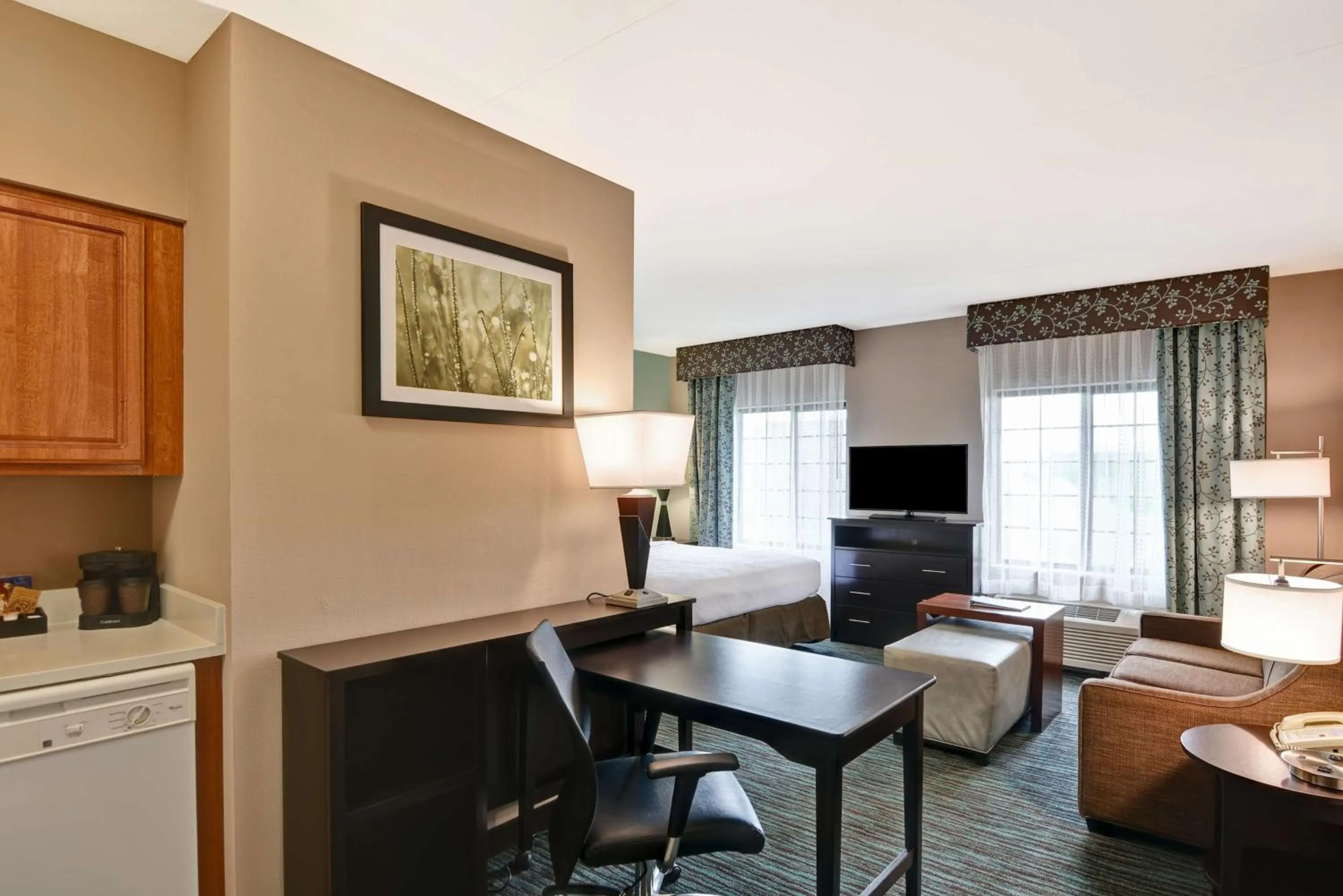 Bedroom in Homewood Suites by Hilton Aurora Naperville