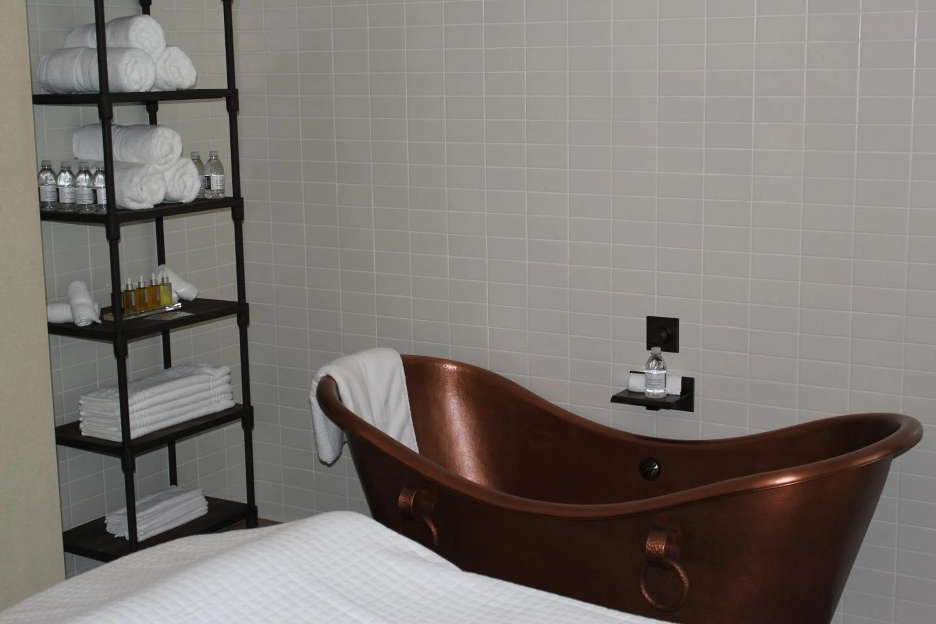 Bathroom, Bed in Chumash Casino Resort