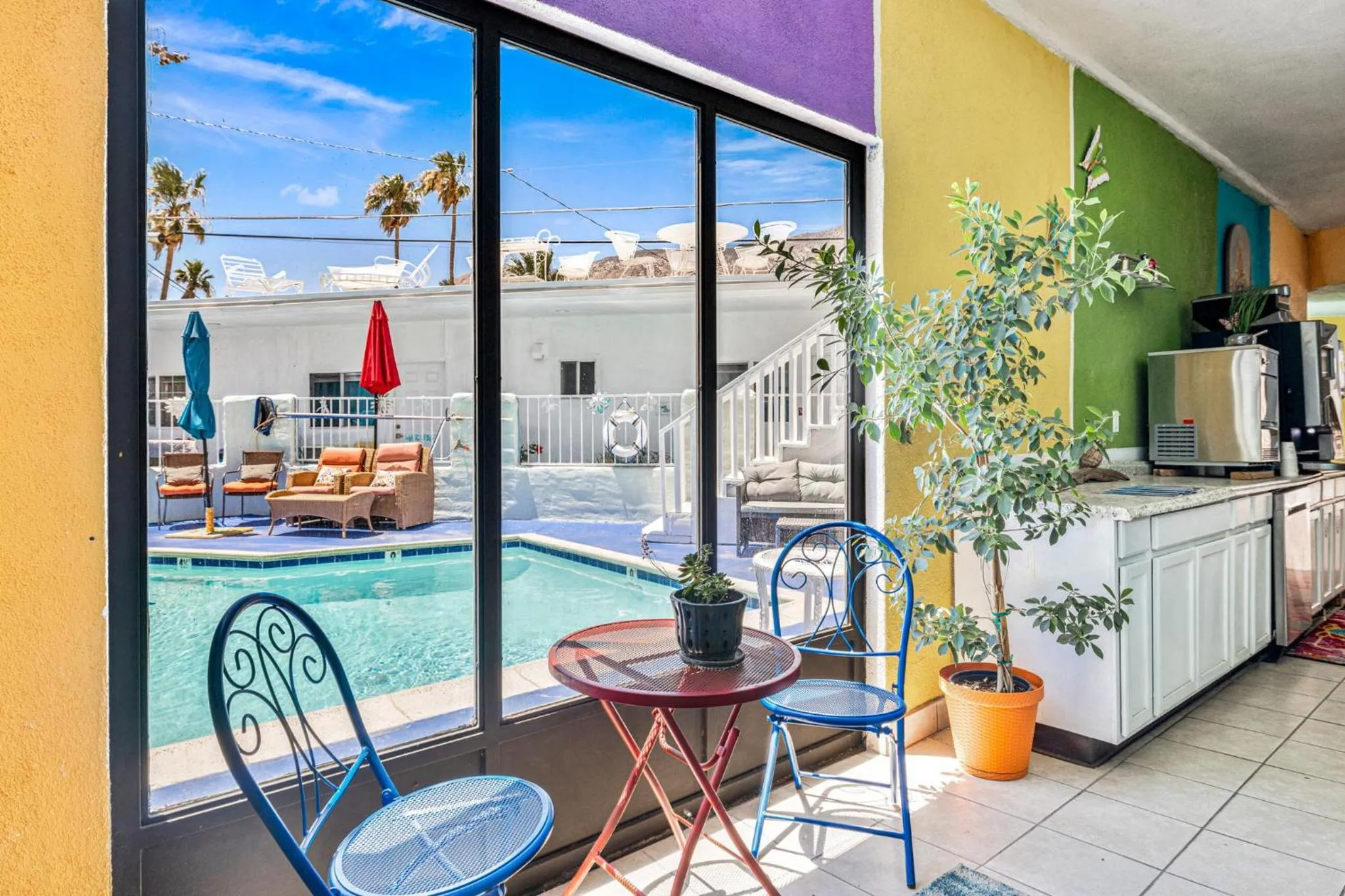 Communal lounge/ TV room in Inn at Palm Springs