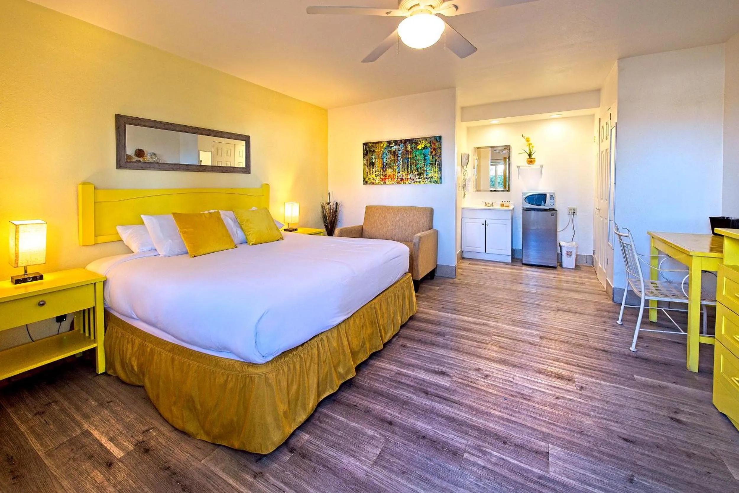 Seating area, Bed in Inn at Palm Springs