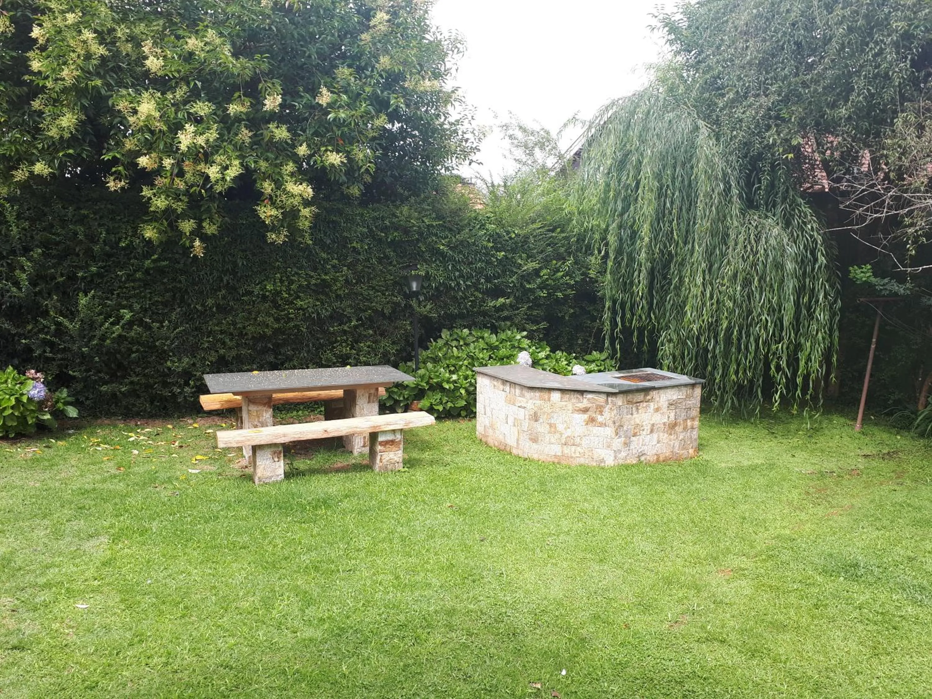 Garden in Chale de Madeira - Lareira e Fogueira---lindo gramado com mesa para café da manhã, churrasqueira e fogueira