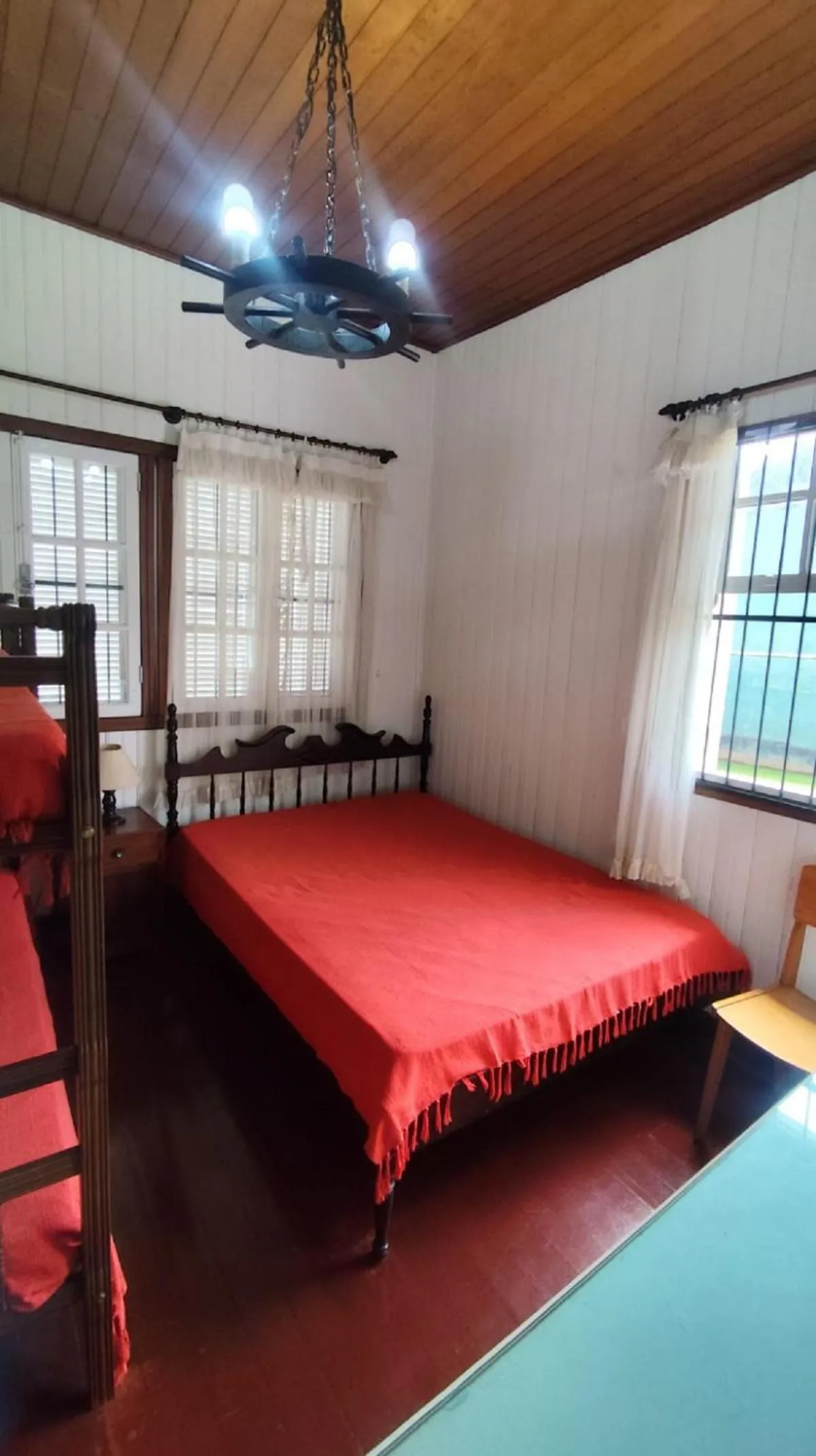 Bedroom, Bed in Chale de Madeira - Lareira e Fogueira---lindo gramado com mesa para café da manhã, churrasqueira e fogueira