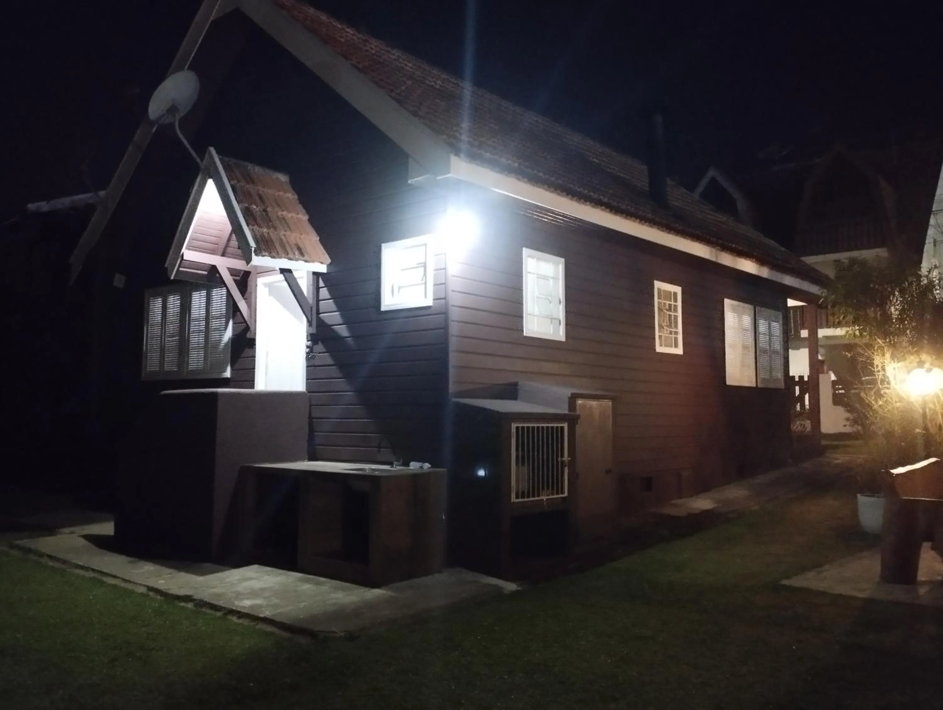 Property building in Chale de Madeira - Lareira e Fogueira---lindo gramado com mesa para café da manhã, churrasqueira e fogueira