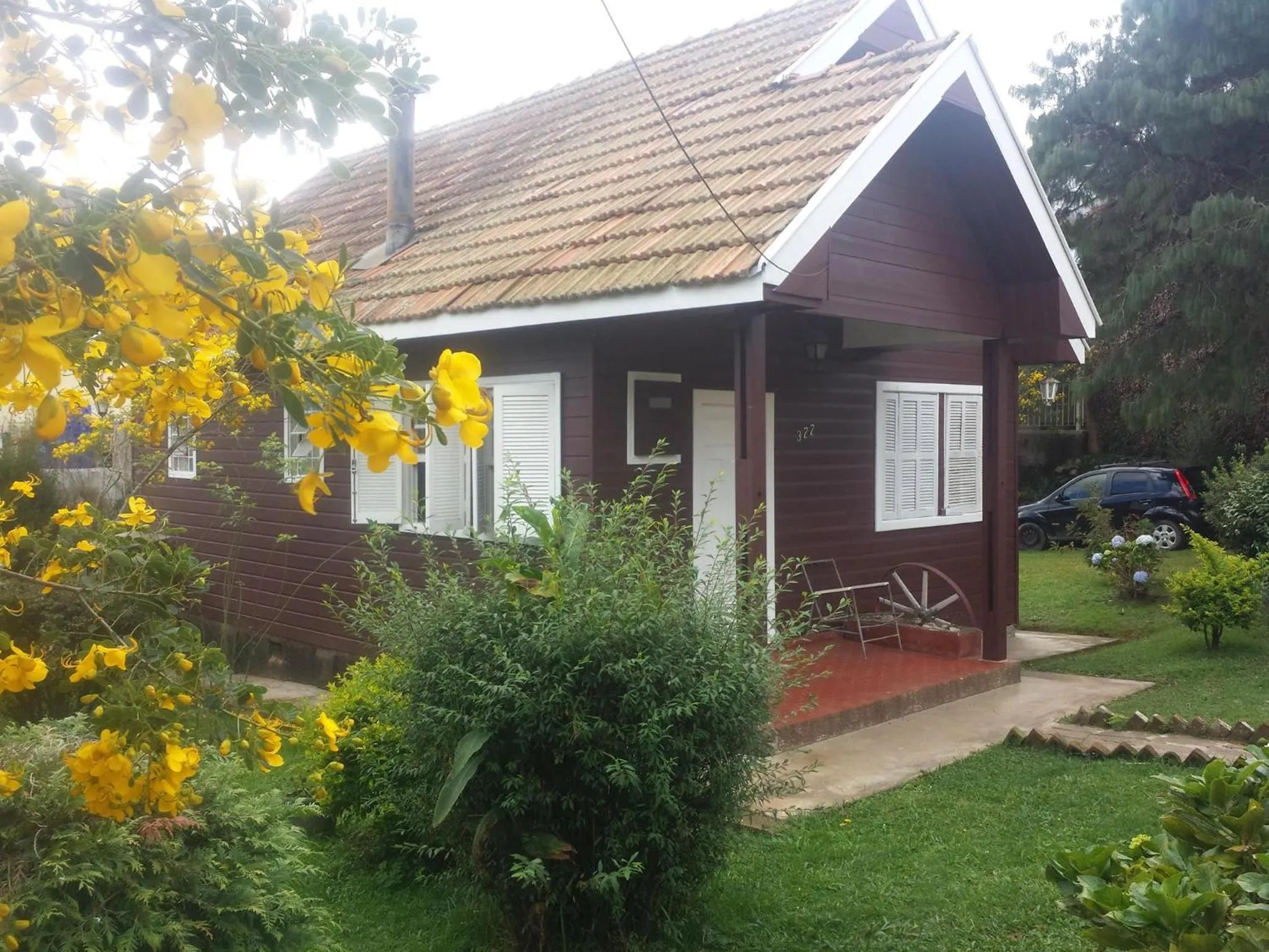 Property building in Chale de Madeira - Lareira e Fogueira---lindo gramado com mesa para café da manhã, churrasqueira e fogueira