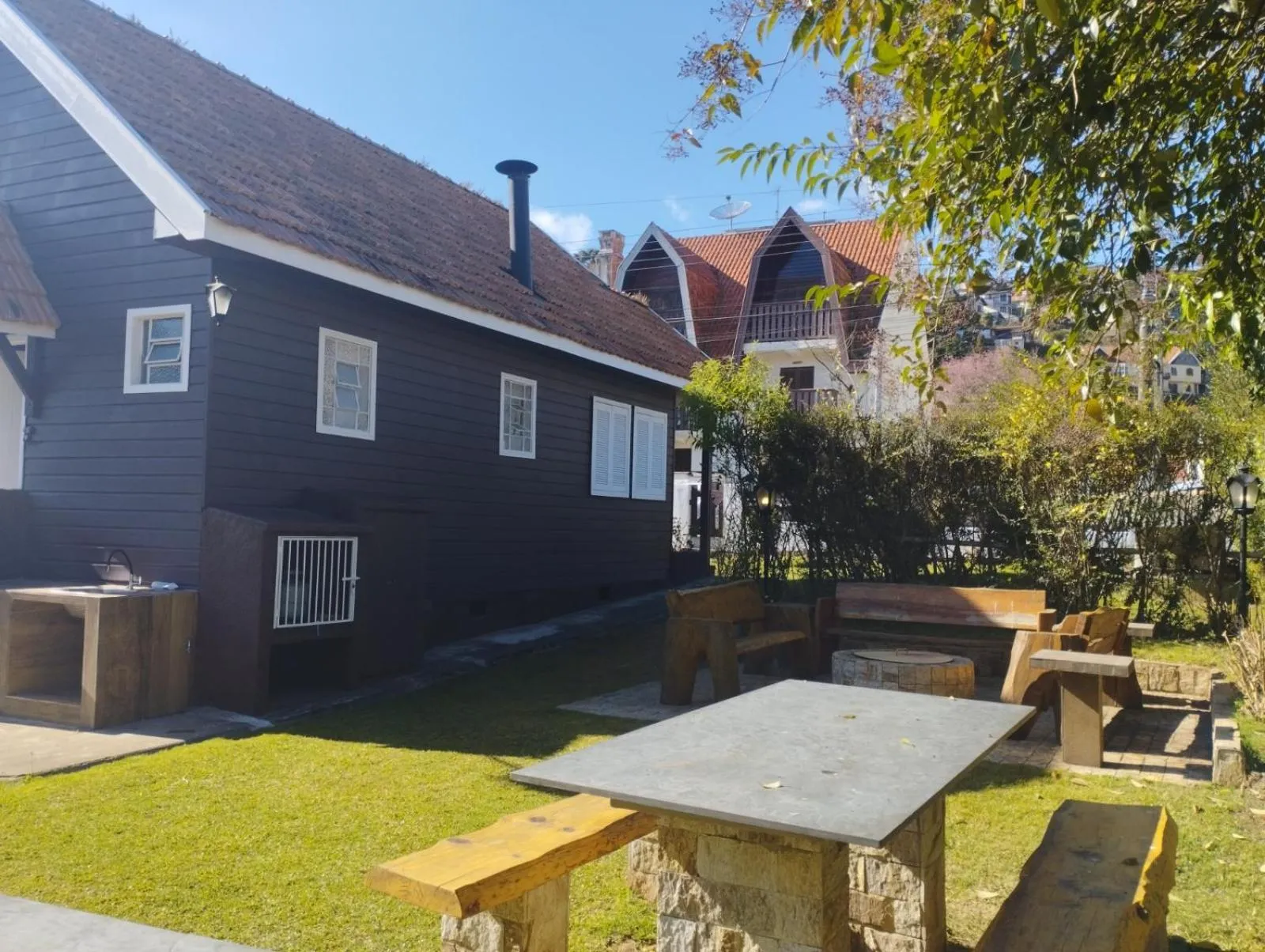 Property building in Chale de Madeira - Lareira e Fogueira---lindo gramado com mesa para café da manhã, churrasqueira e fogueira
