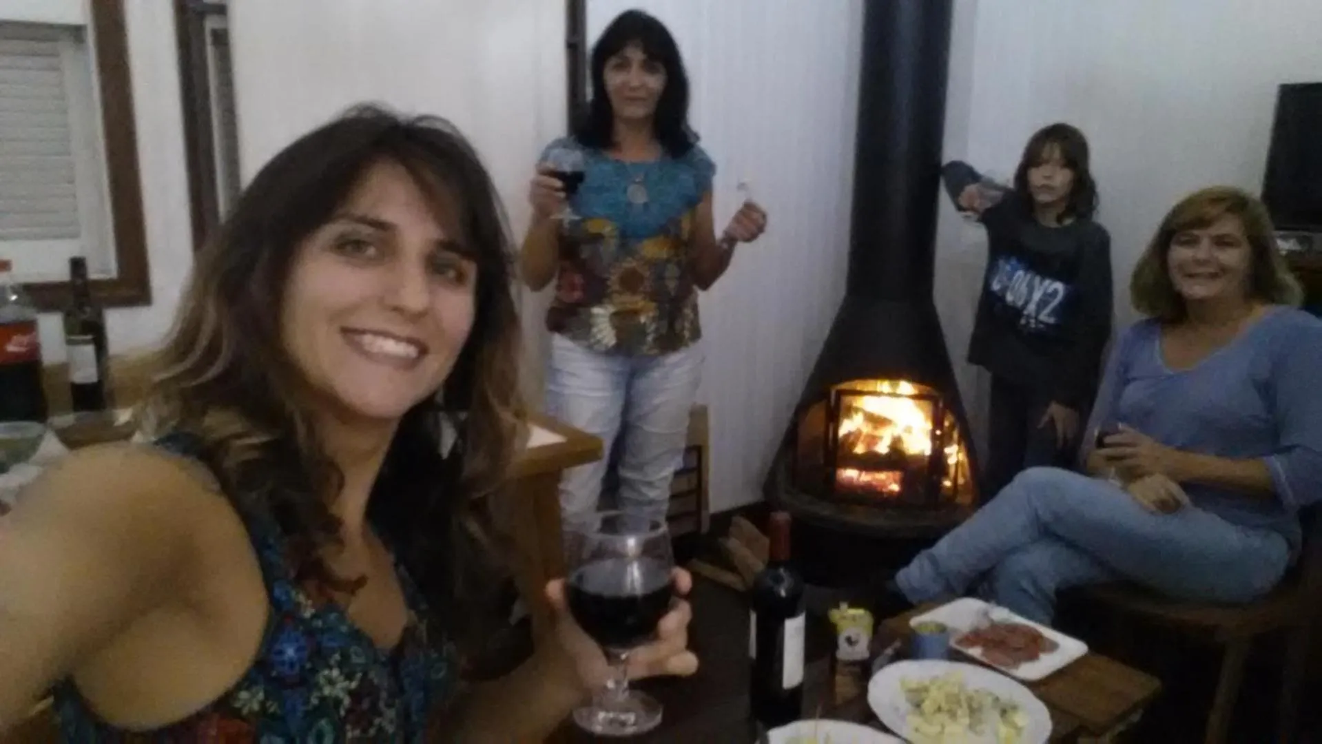 flat iron in Chale de Madeira - Lareira e Fogueira---lindo gramado com mesa para café da manhã, churrasqueira e fogueira
