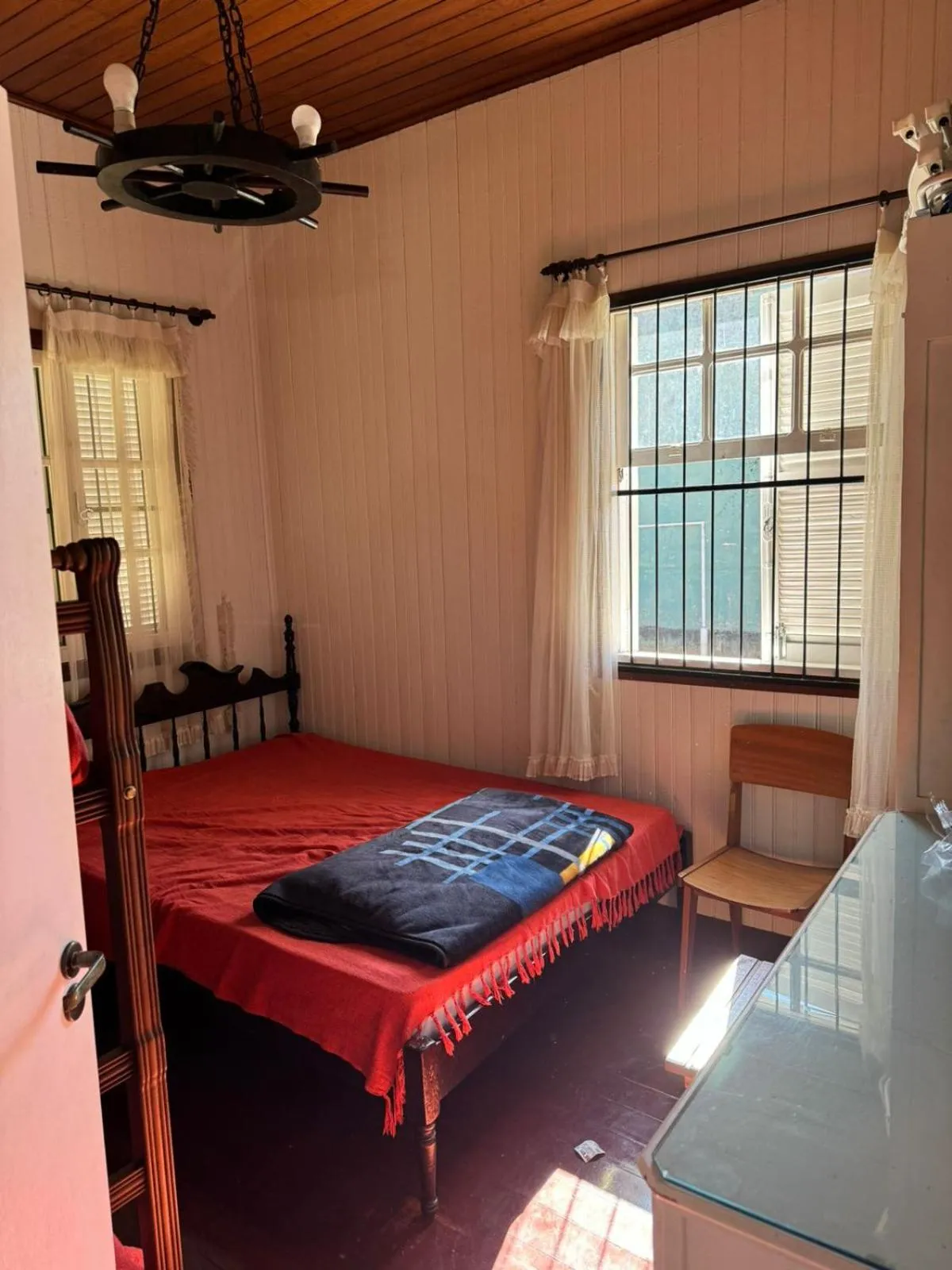 Bedroom, Bed in Chale de Madeira - Lareira e Fogueira---lindo gramado com mesa para café da manhã, churrasqueira e fogueira