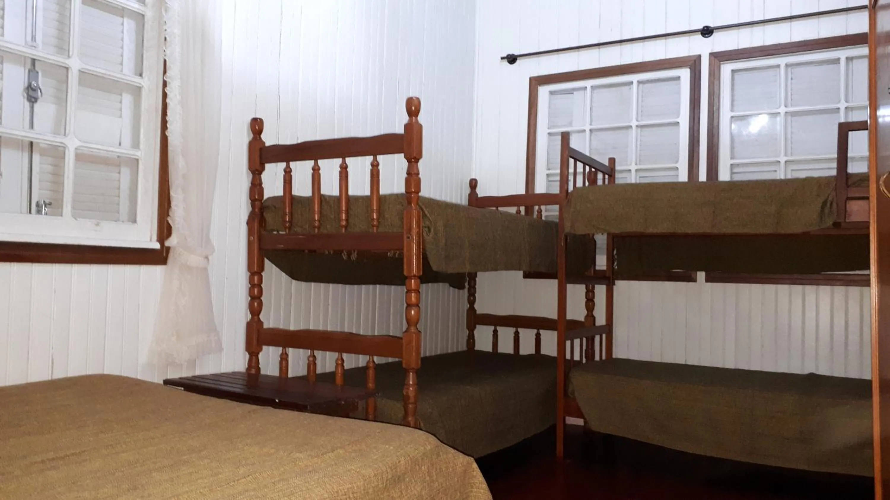 Bedroom, Bed in Chale de Madeira - Lareira e Fogueira---lindo gramado com mesa para café da manhã, churrasqueira e fogueira