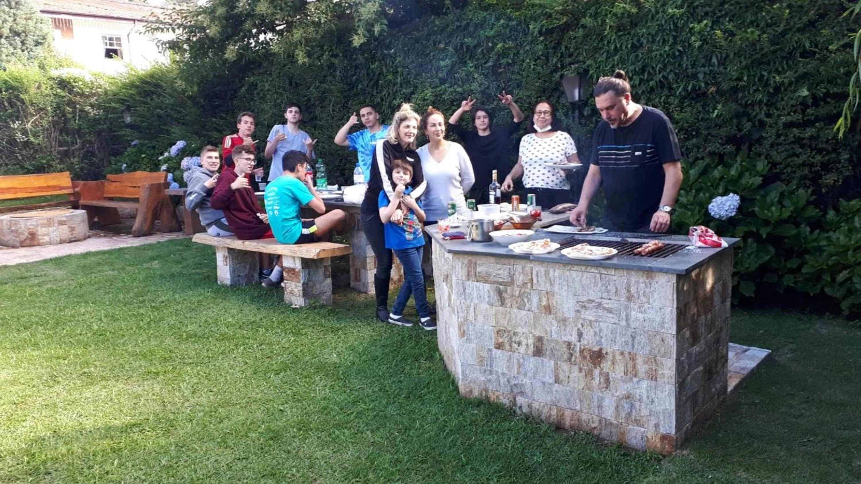 BBQ facilities in Chale de Madeira - Lareira e Fogueira---lindo gramado com mesa para café da manhã, churrasqueira e fogueira
