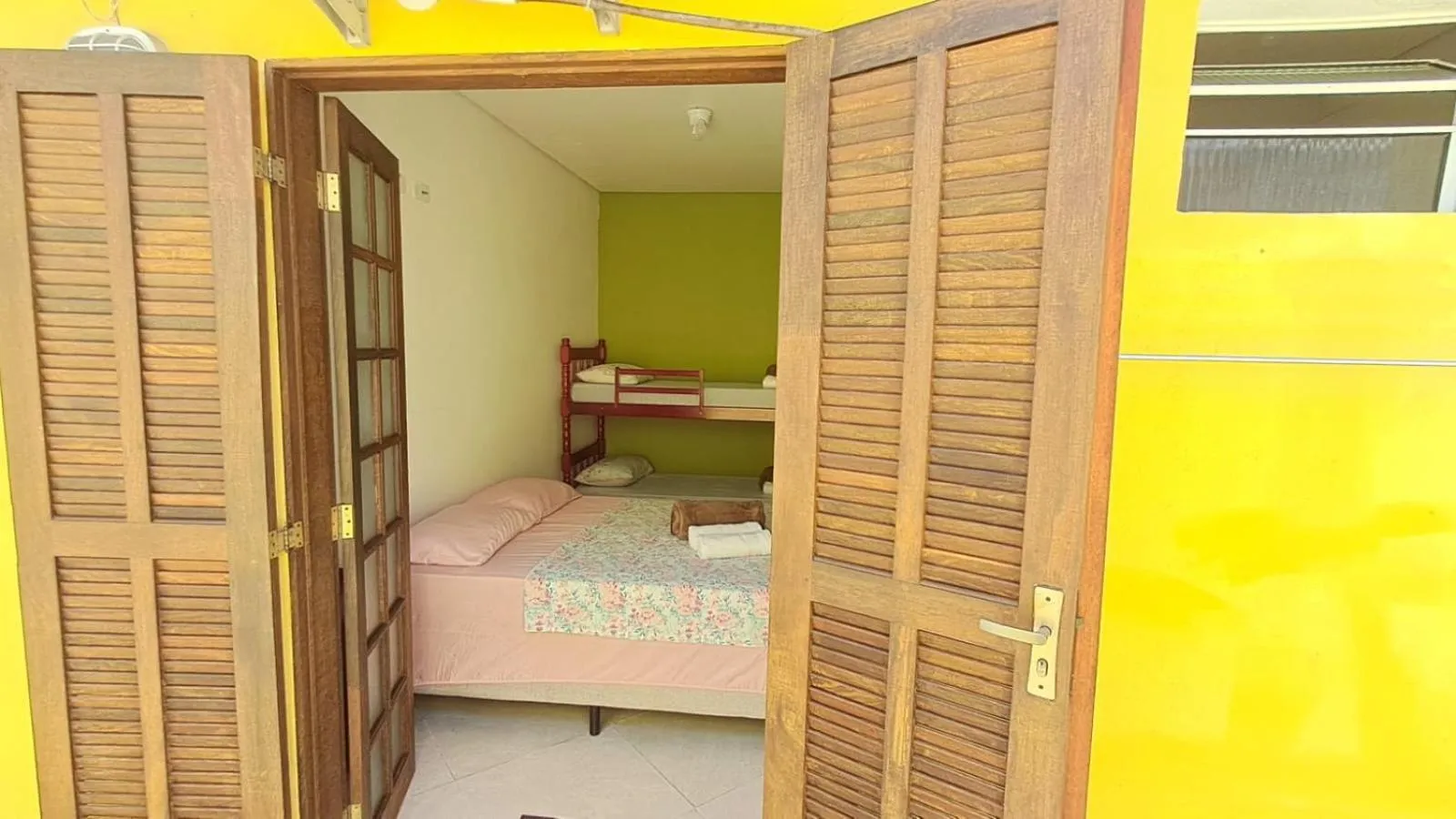 Photo of the whole room, Bed in Suítes Cantinho do Sossego Ubatuba