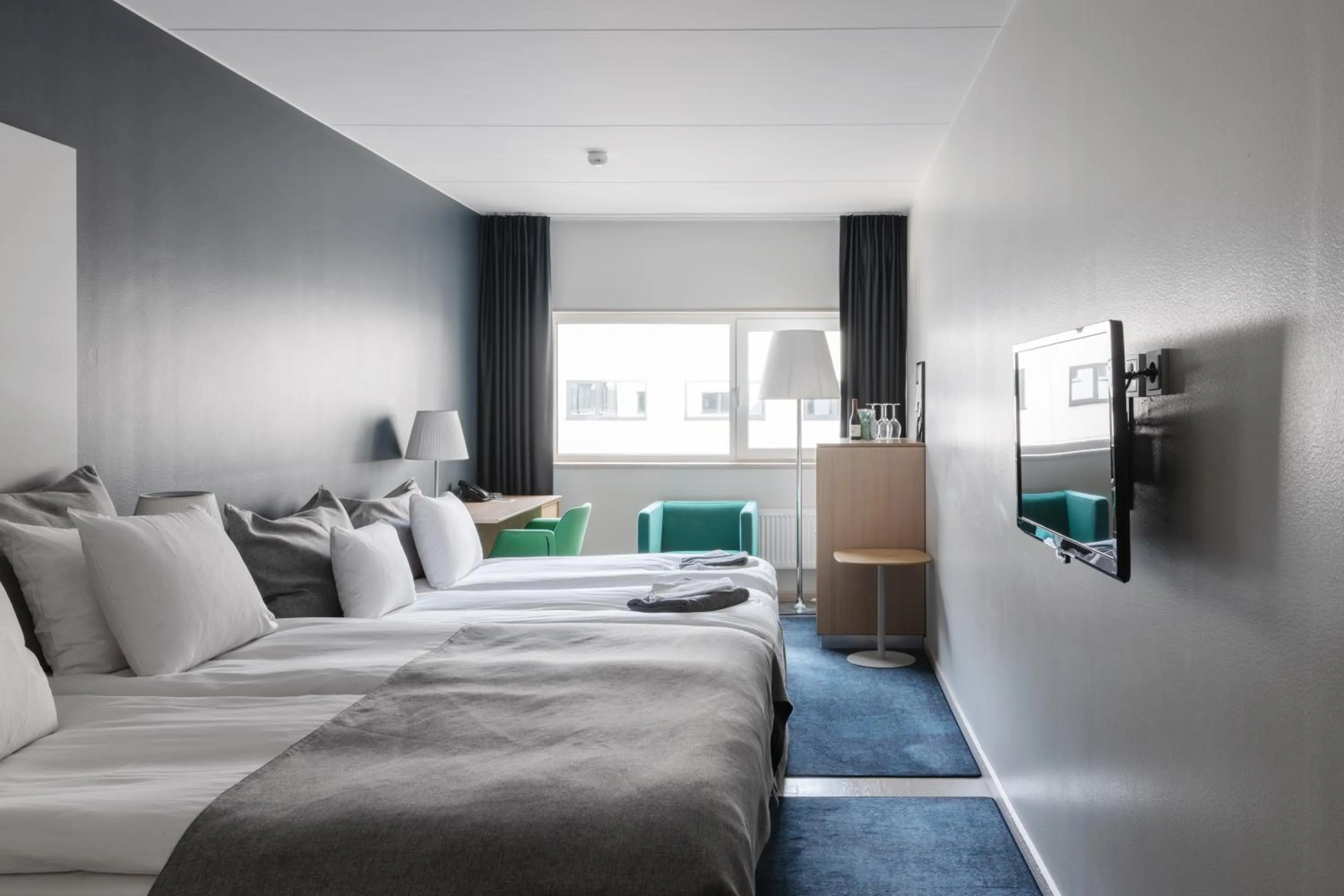 Photo of the whole room, Bed in Clarion Hotel Sign